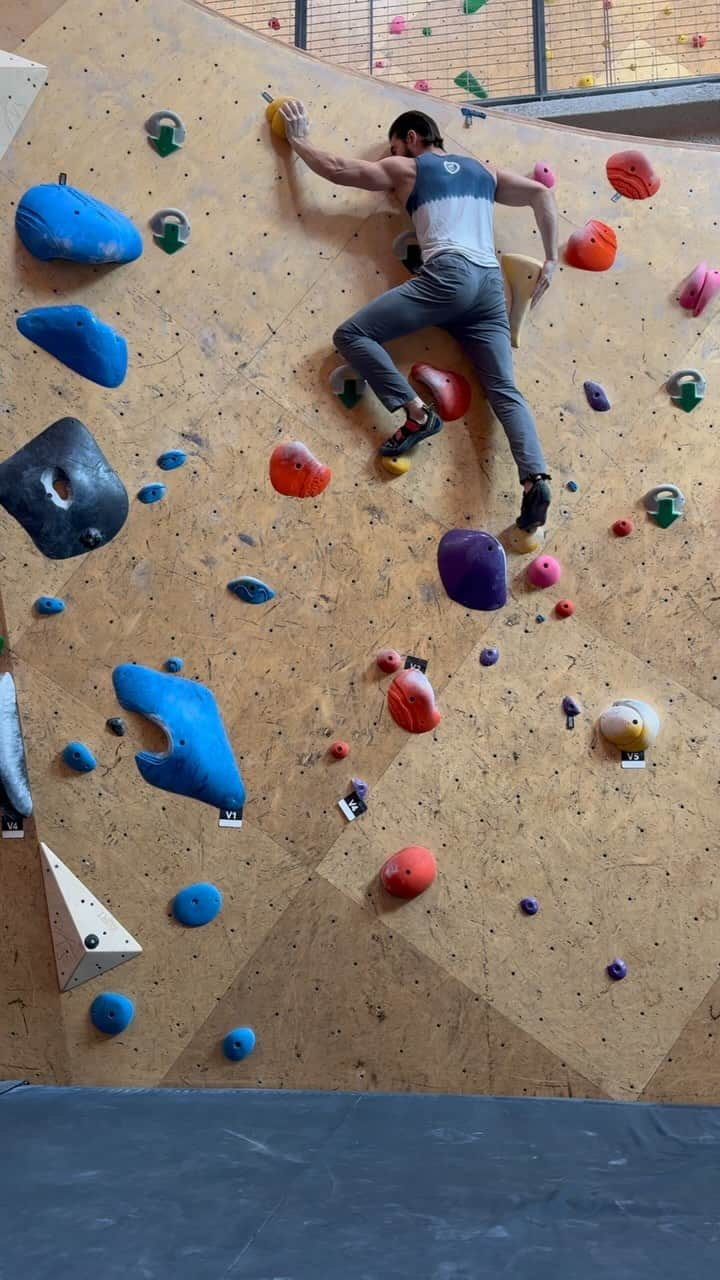 アレックス・ブノワのインスタグラム：「I will never be as mad as I was when I realized how not difficult this route (one of the most frustrating I’ve ever projected) looks on tape 🙃」