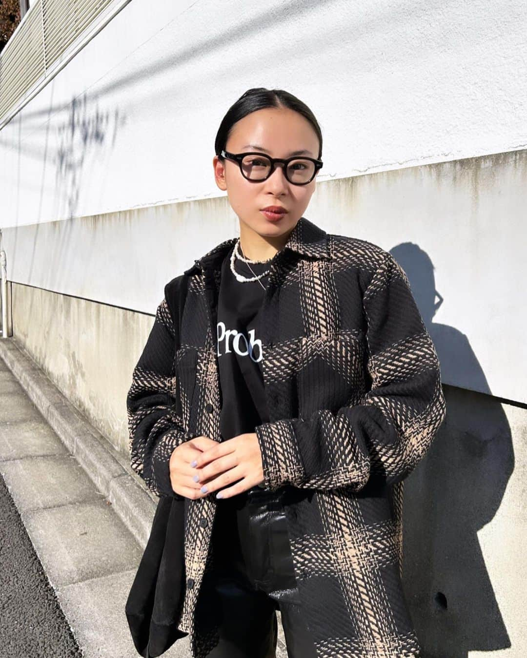 後藤早貴のインスタグラム：「🖤  制作めっちゃ頑張らないと❤️💦  👓 @moscotnyc  👔 @waxlondonclothing @showtell_online  👚 @ariesarise  🩳 @wrangler  👞 @foot_industry   アクセは @topazz.topazz もちろんです🐶  #waxlondon#footindustry#moscot#aries#topazz」