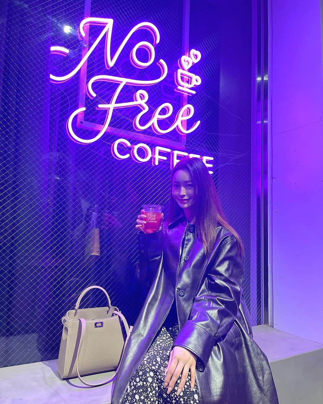 野崎萌香さんのインスタグラム写真 - (野崎萌香Instagram)「LA発のコーヒーを中心としたライフスタイルブランド「NO Free Coffee」が日本に初上陸🇯🇵 @nofreecoffee   11月3日に東京・原宿にオープンしたので行ってきたよ☕️  ノーフリーコーヒー TOKYOはカフェを併設したマルチスペースとして設計されていてコーヒー以外にもファッションやカルチャーに関するワークショップやコラボ、作品の展示などを定期的に行う素敵な場所になるんだって🩷  オープン記念のスペシャルアイテムの パープルカラーの可愛いパーカーもGETしてきたよ🫶  NO Free Coffee @nofreecoffeejapan   address📍東京都渋谷区神宮前6-13-9 1階  11月3日　OPEN 9:00～18:00」11月4日 1時13分 - moeka_nozaki
