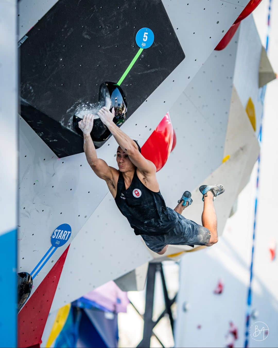 シーン・マコールのインスタグラム：「After more than a week post Pan-Am Games, I look back at them with a sense of inspiration of pride. It is those competitions that we should strive for as a broader athlete competing for our country. Although it is not the same as the World Cup circuit, the organization and magnitude of the event is far superior. When completing the post games survey, I couldn't think of anything @teamCanada could've done better because it was seriously the most supported and most organized competition of the year. Hats off to the whole team. 👏 ⠀⠀⠀⠀⠀⠀⠀⠀⠀ Finals was some of the best highs and lowest lows of my career. To come out of the Boulder round tied for first is something I dream of because my lead climbing is generally my strong point. Having my rib injury sent me through a whole array of emotions. When I got back to isolation, I immediately iced it, it was already swollen and felt awkward. As the pain increased, it brought tears to my eyes, I knew my rib was probably cracked and I didn't know if I could even climb a lead route. Warming up for lead with an ice pack strapped around my trunk was definitely a first for me. The ice helped reduced the swelling but did little for the pain. I cried intermittently not knowing what to do; is it even safe to climb, what if my rib collapses while climbing, so many questions going through my head. I figured the medical staff would tell me if it was unsafe to climb so in my mind it was just a pain tolerance question. I also watch a lot of hockey and am in awe of players that take nasty hits and keep playing. Today I would be that person, and would try to climb no matter how much pain I was in. As a side note, I would not actually recommend this to most readers and athletes. I only went down this path because I know my body and I didn't feel like I was risking anything more than pain and discomfort. The rest of warming up was blurry. I didn't want to distract my fellow Canadians from their warm-up either, they still had a shot for the Olympics on the line. I remember @victorvxb crouching down and giving me a hug, and @rocprof giving me a little pep talk. If anyone could do this... I could. Continued in comments ✍️」