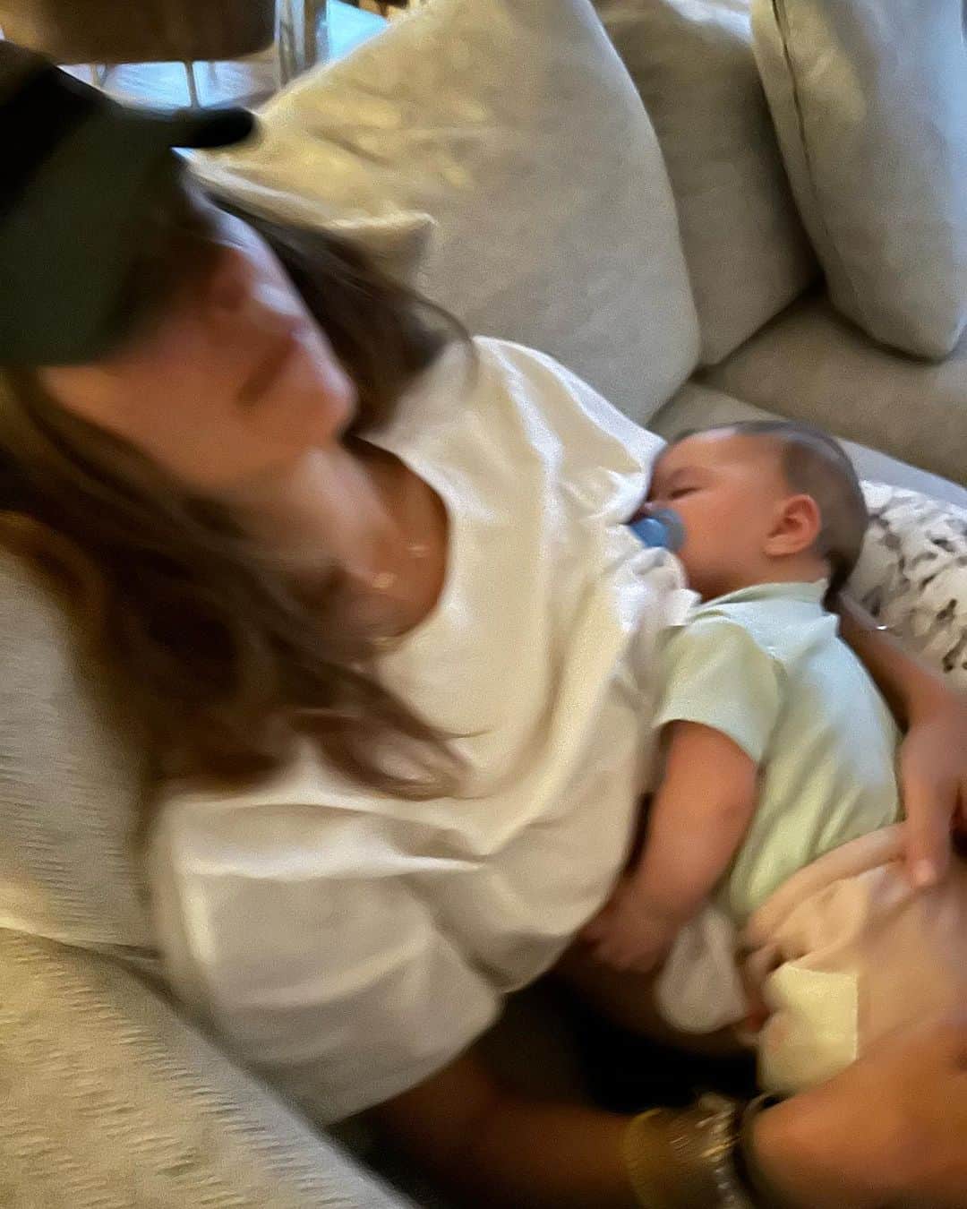マリア・メノウノスのインスタグラム：「Nothing better than the catnap with your baby caught by daddy! I was trying to put her down for a nap and I dozed myself!」
