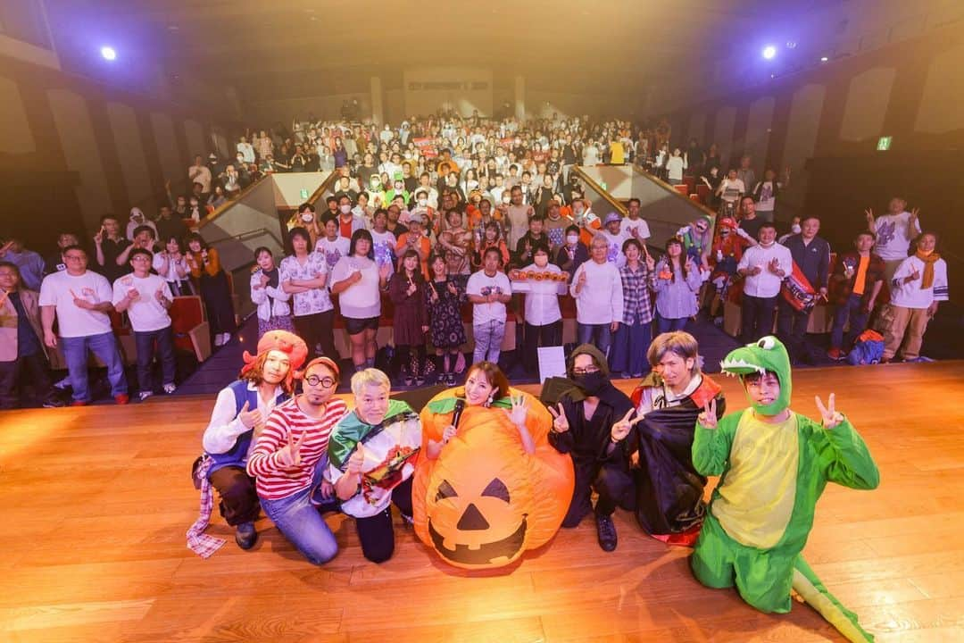 愛内里菜のインスタグラム：「京都ハロウィンライブ来てくれたみんな ツイキャス配信から見てくれたみんな ありがとー🎃😆❣️ ⁡ 着飾ってきてくれた みんなも可愛いくて ステージから見てても楽しかったよ💕 素敵な時間をありがとう😆💕 ⁡ アンコールは 私もバンドメンバーも仮装‼️🤣  ツイキャス配信チケットは 2023年11月17日（日）23:59まで視聴可能です😌  https://twitcasting.tv/c:rr200627/shopcart/255965　 ⁡ ⁡ ⁡😆YouTube！ 「愛内里菜オフィシャルチャンネル」  ⁡ 🐦Twitter 愛内里菜 official @RRikakakiuchi ⁡ ⁡ 😆TikTok 愛内里菜/Rina Aiuchi 　 🟥17配信 愛内里菜_official ⁡  #愛内里菜  #歌手 再始動 #垣内倶楽部  #バンド   #ライブ #一体化 #絆 #盛り上がりたい  #感謝  #23周年　 #YouTube #ユーチューバー#TikTok ⁡ ⁡ ⁡」