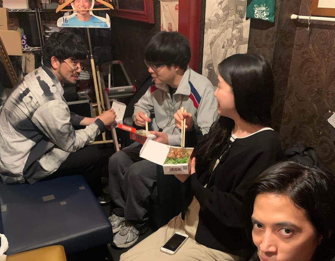 にぼしいわしさんのインスタグラム写真 - (にぼしいわしInstagram)「上京しても来てくださる大阪の皆さん本当にありがとうございます…！  図らずも赤靴下の愛スタッフさん達と熱いライブできて最高！ 今日ベランダに赤靴下干してる家にぼいわスタッフ確定！  敏腕スタッフさん、色んなところで活躍できるので 大阪でライブスタッフさん探されてる方是非お声がけください 椅子早並べギネスチームとしても頑張ってください  来てくださった皆様は、今日のライブで気になる点とか、不都合あったらDMで何なりとください〜  後、紅鶴さんにもお世話になりすぎてる マタンゴもキャプバイも紅鶴のカーテンを宣材写真のバックにすればいいくらいにおてました  ありがとうございました〜 M-1頑張る〜  #カギョウ #グラバー #にぼしいわし #ただいまただいま #なんば紅鶴」11月4日 1時11分 - niboshiiwashiiwashi