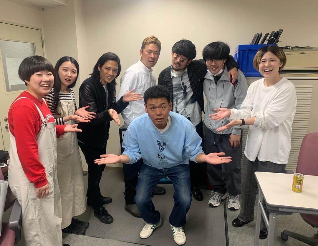 にぼしいわしさんのインスタグラム写真 - (にぼしいわしInstagram)「上京しても来てくださる大阪の皆さん本当にありがとうございます…！  図らずも赤靴下の愛スタッフさん達と熱いライブできて最高！ 今日ベランダに赤靴下干してる家にぼいわスタッフ確定！  敏腕スタッフさん、色んなところで活躍できるので 大阪でライブスタッフさん探されてる方是非お声がけください 椅子早並べギネスチームとしても頑張ってください  来てくださった皆様は、今日のライブで気になる点とか、不都合あったらDMで何なりとください〜  後、紅鶴さんにもお世話になりすぎてる マタンゴもキャプバイも紅鶴のカーテンを宣材写真のバックにすればいいくらいにおてました  ありがとうございました〜 M-1頑張る〜  #カギョウ #グラバー #にぼしいわし #ただいまただいま #なんば紅鶴」11月4日 1時11分 - niboshiiwashiiwashi
