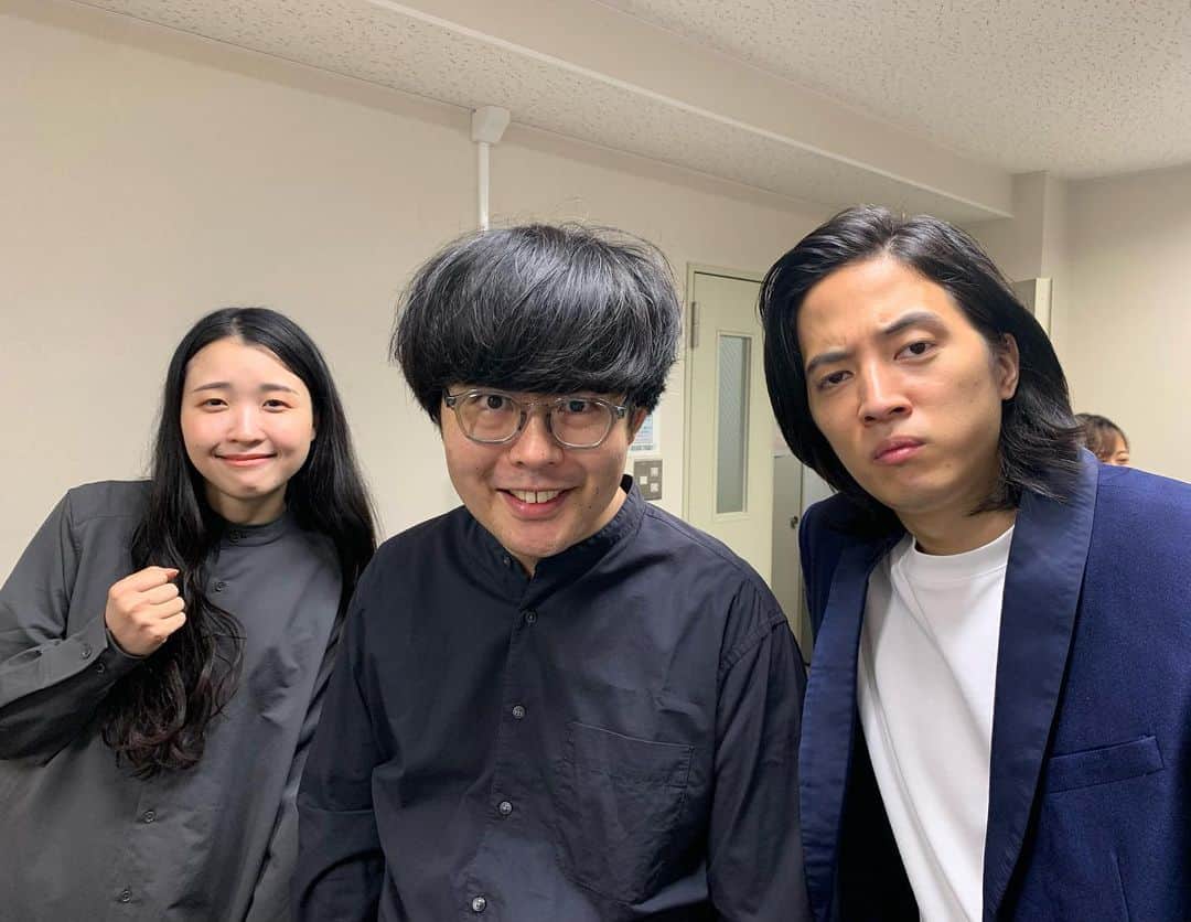 にぼしいわしさんのインスタグラム写真 - (にぼしいわしInstagram)「上京しても来てくださる大阪の皆さん本当にありがとうございます…！  図らずも赤靴下の愛スタッフさん達と熱いライブできて最高！ 今日ベランダに赤靴下干してる家にぼいわスタッフ確定！  敏腕スタッフさん、色んなところで活躍できるので 大阪でライブスタッフさん探されてる方是非お声がけください 椅子早並べギネスチームとしても頑張ってください  来てくださった皆様は、今日のライブで気になる点とか、不都合あったらDMで何なりとください〜  後、紅鶴さんにもお世話になりすぎてる マタンゴもキャプバイも紅鶴のカーテンを宣材写真のバックにすればいいくらいにおてました  ありがとうございました〜 M-1頑張る〜  #カギョウ #グラバー #にぼしいわし #ただいまただいま #なんば紅鶴」11月4日 1時11分 - niboshiiwashiiwashi