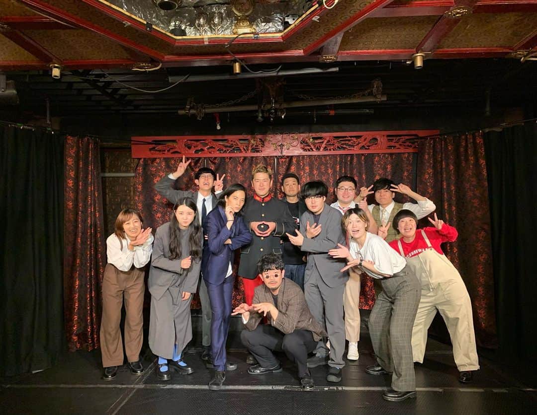 にぼしいわしさんのインスタグラム写真 - (にぼしいわしInstagram)「上京しても来てくださる大阪の皆さん本当にありがとうございます…！  図らずも赤靴下の愛スタッフさん達と熱いライブできて最高！ 今日ベランダに赤靴下干してる家にぼいわスタッフ確定！  敏腕スタッフさん、色んなところで活躍できるので 大阪でライブスタッフさん探されてる方是非お声がけください 椅子早並べギネスチームとしても頑張ってください  来てくださった皆様は、今日のライブで気になる点とか、不都合あったらDMで何なりとください〜  後、紅鶴さんにもお世話になりすぎてる マタンゴもキャプバイも紅鶴のカーテンを宣材写真のバックにすればいいくらいにおてました  ありがとうございました〜 M-1頑張る〜  #カギョウ #グラバー #にぼしいわし #ただいまただいま #なんば紅鶴」11月4日 1時11分 - niboshiiwashiiwashi