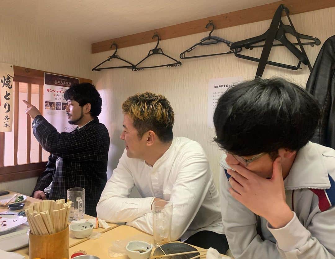 にぼしいわしさんのインスタグラム写真 - (にぼしいわしInstagram)「上京しても来てくださる大阪の皆さん本当にありがとうございます…！  図らずも赤靴下の愛スタッフさん達と熱いライブできて最高！ 今日ベランダに赤靴下干してる家にぼいわスタッフ確定！  敏腕スタッフさん、色んなところで活躍できるので 大阪でライブスタッフさん探されてる方是非お声がけください 椅子早並べギネスチームとしても頑張ってください  来てくださった皆様は、今日のライブで気になる点とか、不都合あったらDMで何なりとください〜  後、紅鶴さんにもお世話になりすぎてる マタンゴもキャプバイも紅鶴のカーテンを宣材写真のバックにすればいいくらいにおてました  ありがとうございました〜 M-1頑張る〜  #カギョウ #グラバー #にぼしいわし #ただいまただいま #なんば紅鶴」11月4日 1時11分 - niboshiiwashiiwashi