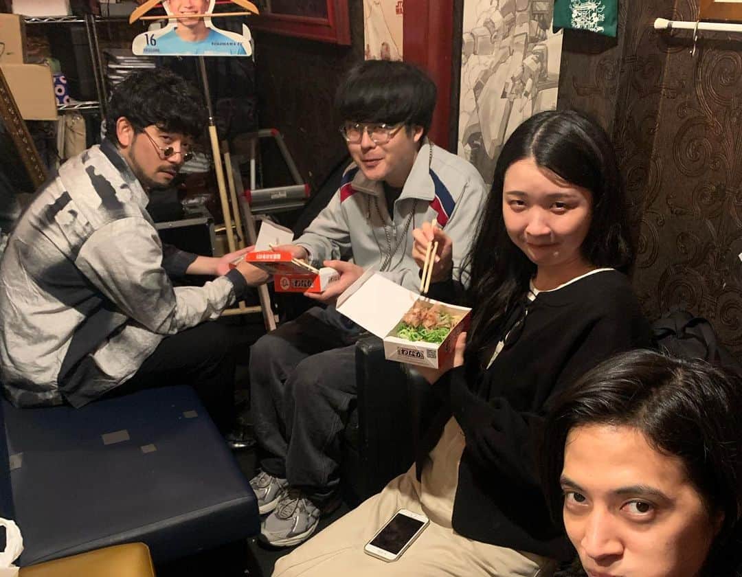 にぼしいわしさんのインスタグラム写真 - (にぼしいわしInstagram)「上京しても来てくださる大阪の皆さん本当にありがとうございます…！  図らずも赤靴下の愛スタッフさん達と熱いライブできて最高！ 今日ベランダに赤靴下干してる家にぼいわスタッフ確定！  敏腕スタッフさん、色んなところで活躍できるので 大阪でライブスタッフさん探されてる方是非お声がけください 椅子早並べギネスチームとしても頑張ってください  来てくださった皆様は、今日のライブで気になる点とか、不都合あったらDMで何なりとください〜  後、紅鶴さんにもお世話になりすぎてる マタンゴもキャプバイも紅鶴のカーテンを宣材写真のバックにすればいいくらいにおてました  ありがとうございました〜 M-1頑張る〜  #カギョウ #グラバー #にぼしいわし #ただいまただいま #なんば紅鶴」11月4日 1時11分 - niboshiiwashiiwashi