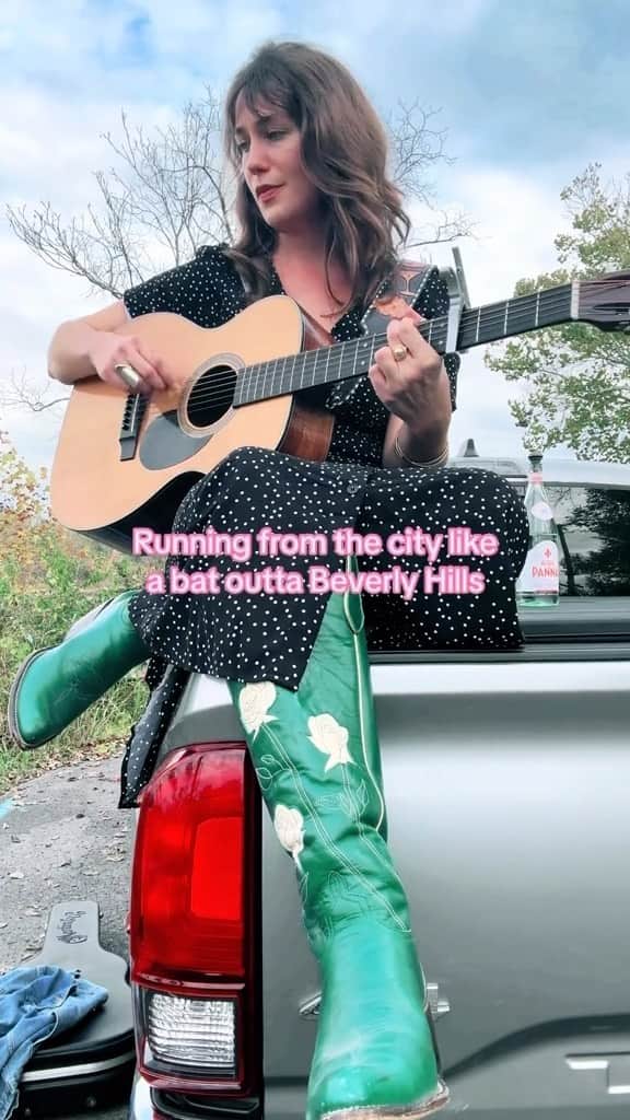 ローラ・カークのインスタグラム：「I may have left LA, but I brought my Acqua Panna.」