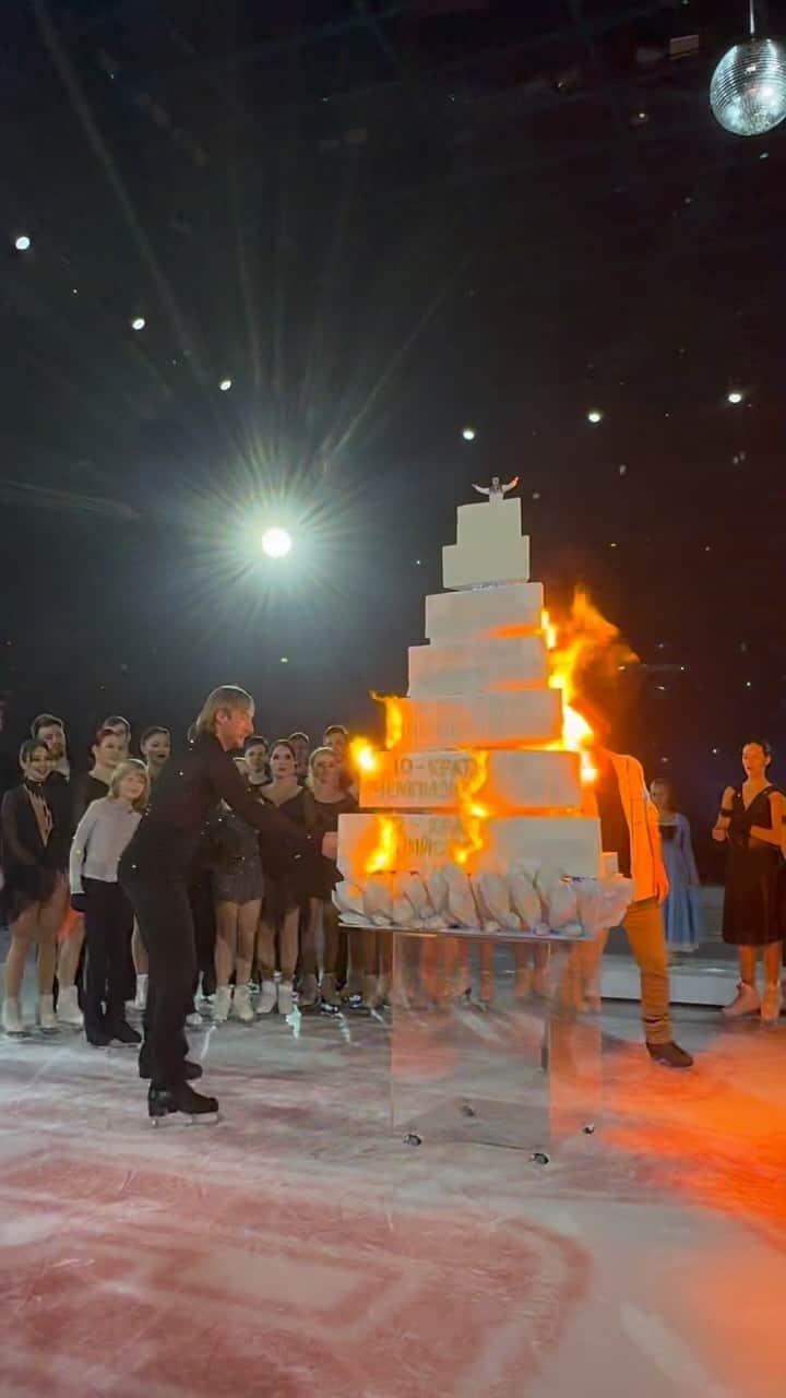 ヤナ・ルドコフスカヤのインスタグラム：「Happy birthday our one and onlу ! С днем рождения ,наш любимый  Женечка @plushenkoofficial ! Будь счастлив и пусть исполняются все твои мечты . ❤️  PS . Спасибо  @gravity.cake за уникальный торт 120 кг веса и с эффектом горения  для нашего Чемпиона .  Удивили так удивили )- лучшие 🔥」