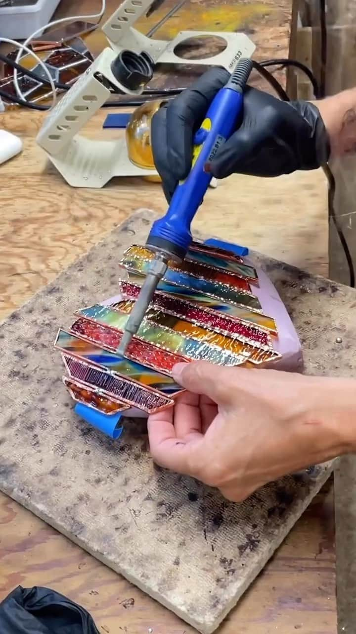 etsyのインスタグラム：「It’s like watching magic ❤️ Get a glimpse at how Kristin of @culottacreations makes one of her custom stained glass pieces」