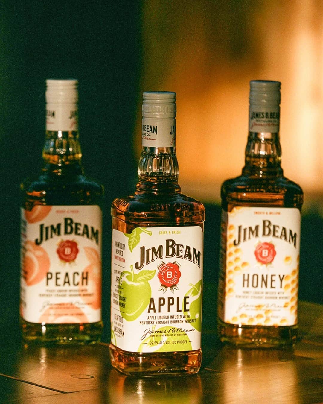 Jim Beamのインスタグラム：「Bourbon is in season. Which flavor are you pouring? 🍑🍏🍯」