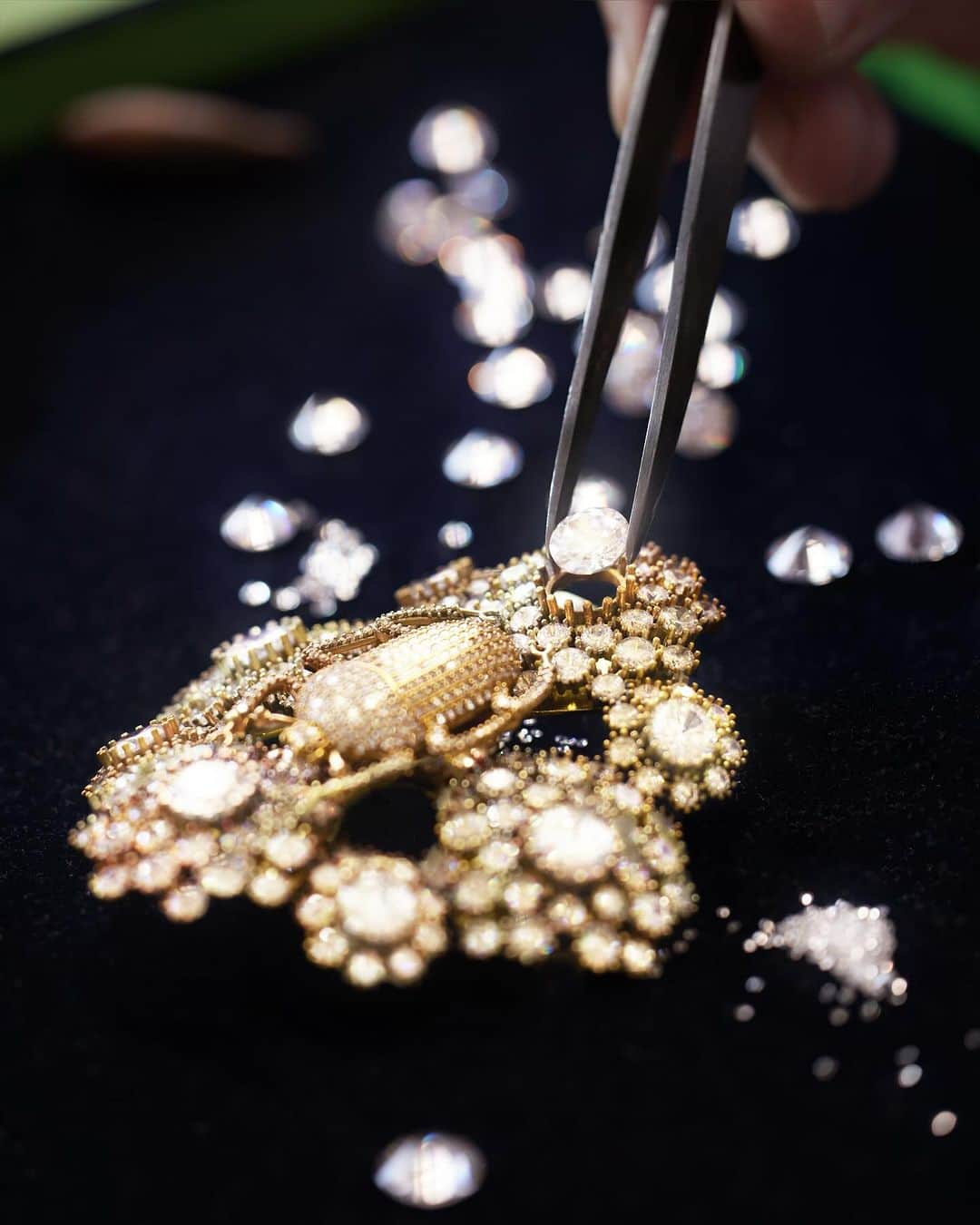 ゲランさんのインスタグラム写真 - (ゲランInstagram)「Jeweler Begüm Khan adds a new twist to the Maison Guerlain’s most iconic creations this Christmas. Exotic fauna and fantastic beasts come to life in an enchanting series of collectors’ pieces.  Discover the full Holiday Collection, inspired by the world of Begüm Khan. Shop now at guerlain.com and in Guerlain boutique.  —— @begumkhan  #GuerlainXBegümKhan #BeelieveInFantasy #HolidayCollection #Wishlist #FestiveSeason」11月4日 1時29分 - guerlain