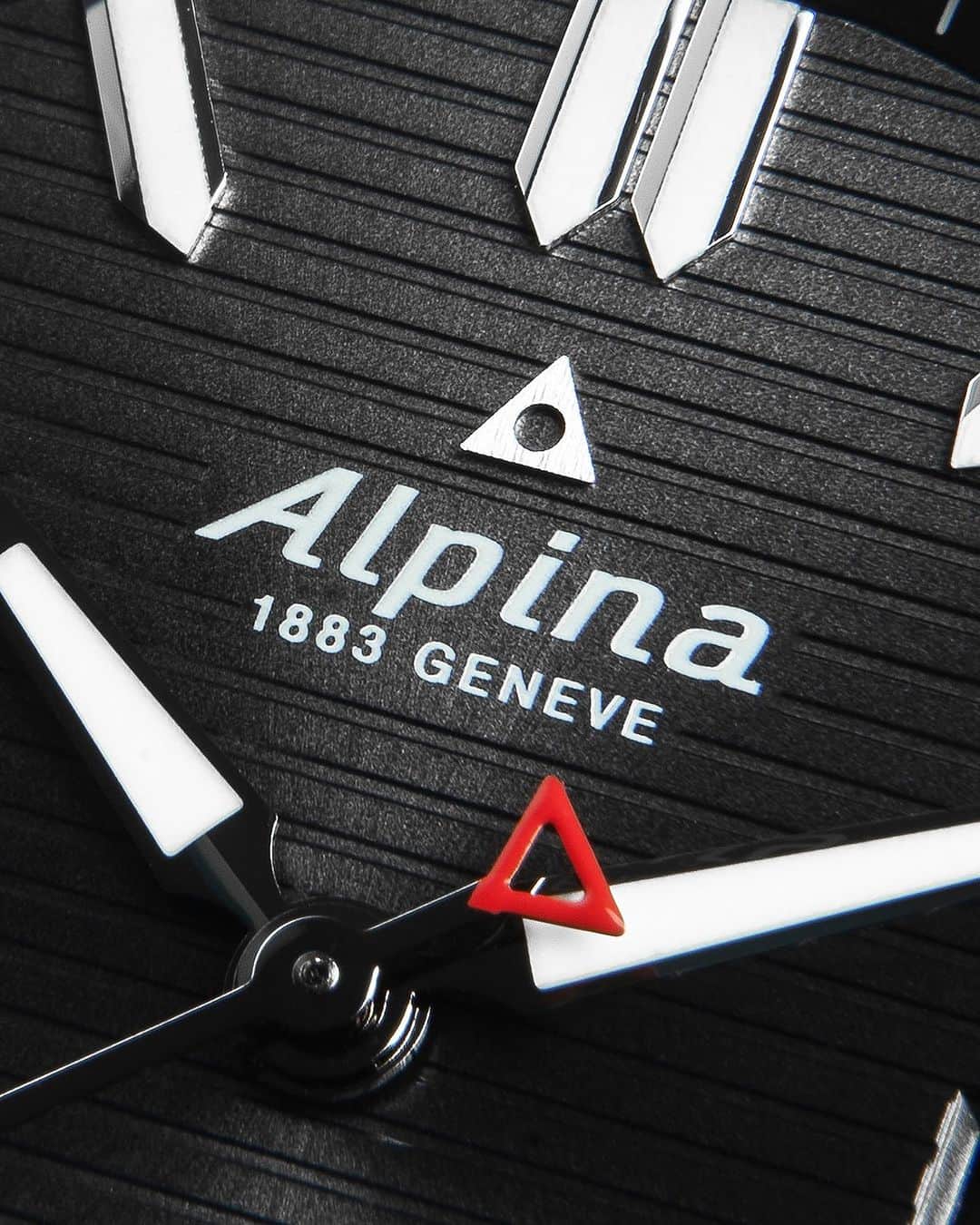 アルピナのインスタグラム：「Emblematic of Alpina, the Alpiner4 has also become the oldest sports watch. Designed by Gottlieb Hauser in 1983.  #AlpinerCollection #SportWatch #SwissMade」