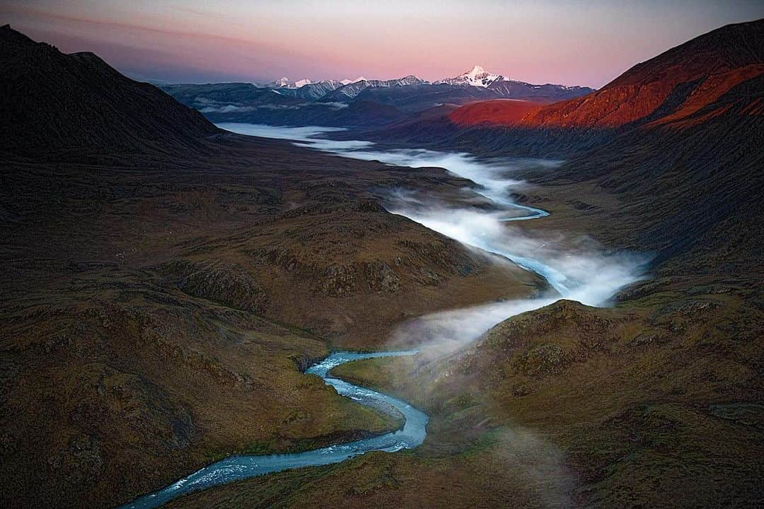 patagoniaのインスタグラム：「For decades, local Native communities have fought to defend the Arctic National Wildlife Refuge from oil lobbyists and politicians in Washington, DC, who’ve sought to open their homelands for extraction. And with each year of organizing, the Gwich'in have witnessed the damaging impacts of a warming climate on their lands and livelihoods.   Recently, President Biden announced plans to cancel illegal oil leases that had been granted by the Trump administration. But with no guarantee of a permanent drilling ban on federal lands, the Refuge is still at risk.   Stand with local communities in their fight to defend the Refuge. Submit a public comment before November 7 through the link in bio to tell President Biden that stronger climate policy and permanent protections for the Refuge go hand in hand.  Photos: Florian Schulz (@florianschulzvisuals), Austin Siadak (@austin_siadak), Keri Oberly (@kerioberly)」