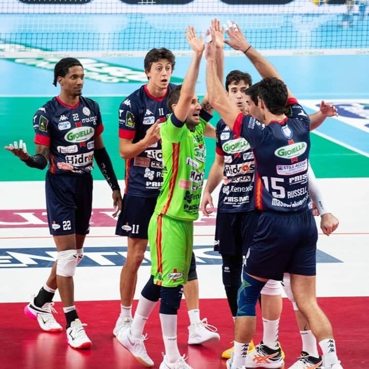 USA Volleyballさんのインスタグラム写真 - (USA VolleyballInstagram)「Trophies, MVPs, five-set comebacks and more this week for U.S. Men overseas! 🤩  See it all in the update, 🔗 in bio.  #MensVolleyball #Volleyball」11月4日 1時22分 - usavolleyball