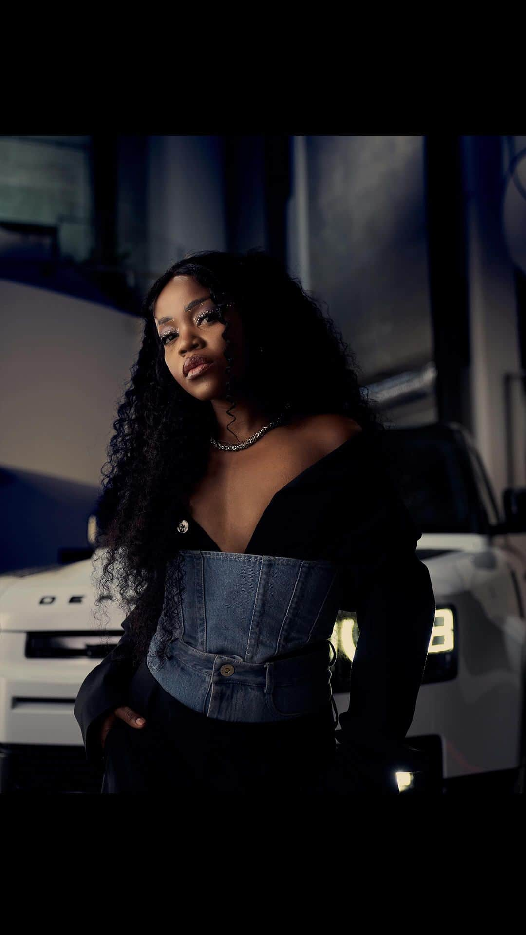 Land Roverのインスタグラム：「@tkaymaidza for Defender House, Sydney.   #Defender」