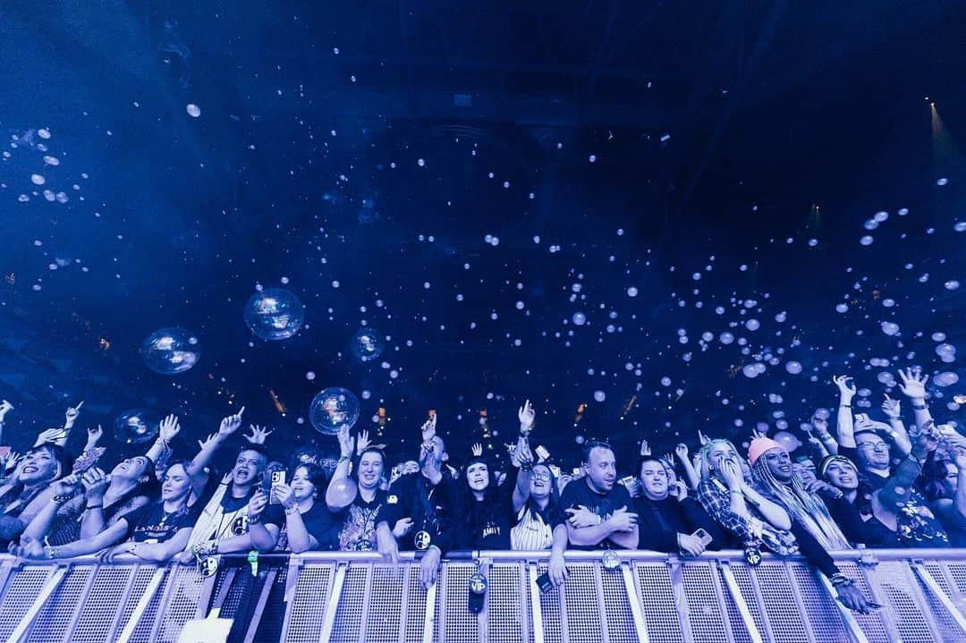 フォール・アウト・ボーイのインスタグラム：「✨ So Much (For) London ✨ SOLD OUT the O2, thanks for making it a special night ✨ round two, tonight ✌🏻  📸 @elliottxingham」