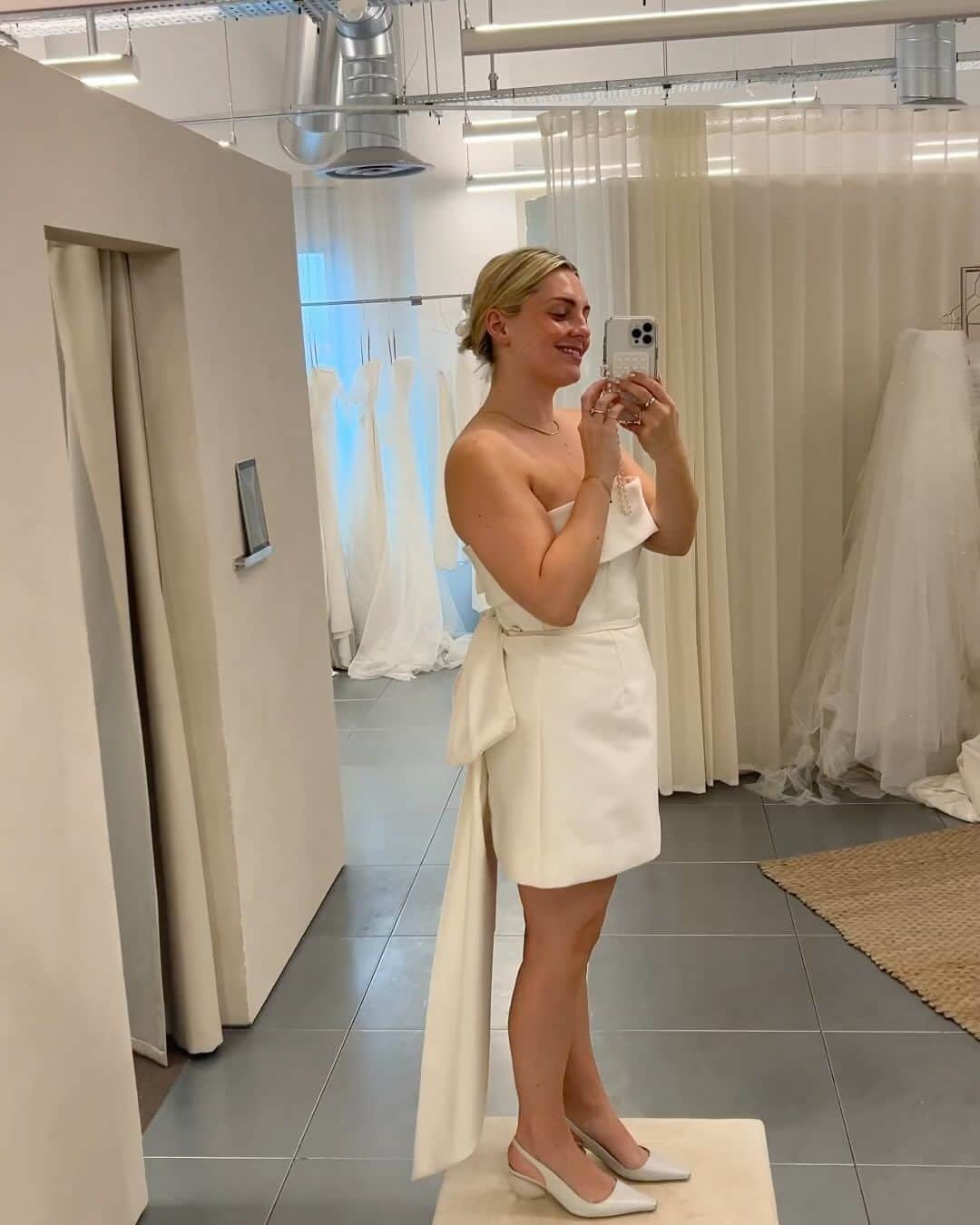 Estée Lalondeのインスタグラム：「A very busy/fun week! 1. Potential party look for the wedding? @thefallbride  2. @daisylondon shoot makeup by @scarlett_burton using @we.are.baer  3. Pilates @studioanatomy_ in London Fields 4. Up early to record a podcast with @gracebeverley (coming soon!)  5. Dream collab between @theunderdays X @mirrorwater.earth  6. DILL-icious 🥯 @its__bagels  7. Founder chats with @iamjulesmiller founder of @thenue_co at my fave @big.inhackney  8. Gorgeous product bundle @thenue_co X @mirrorwater.earth available now on www.mirrorwater.earth while stocks last! 💧   (ad / @mirrorwater.earth brand founder / @daisylondon brand partnership)」