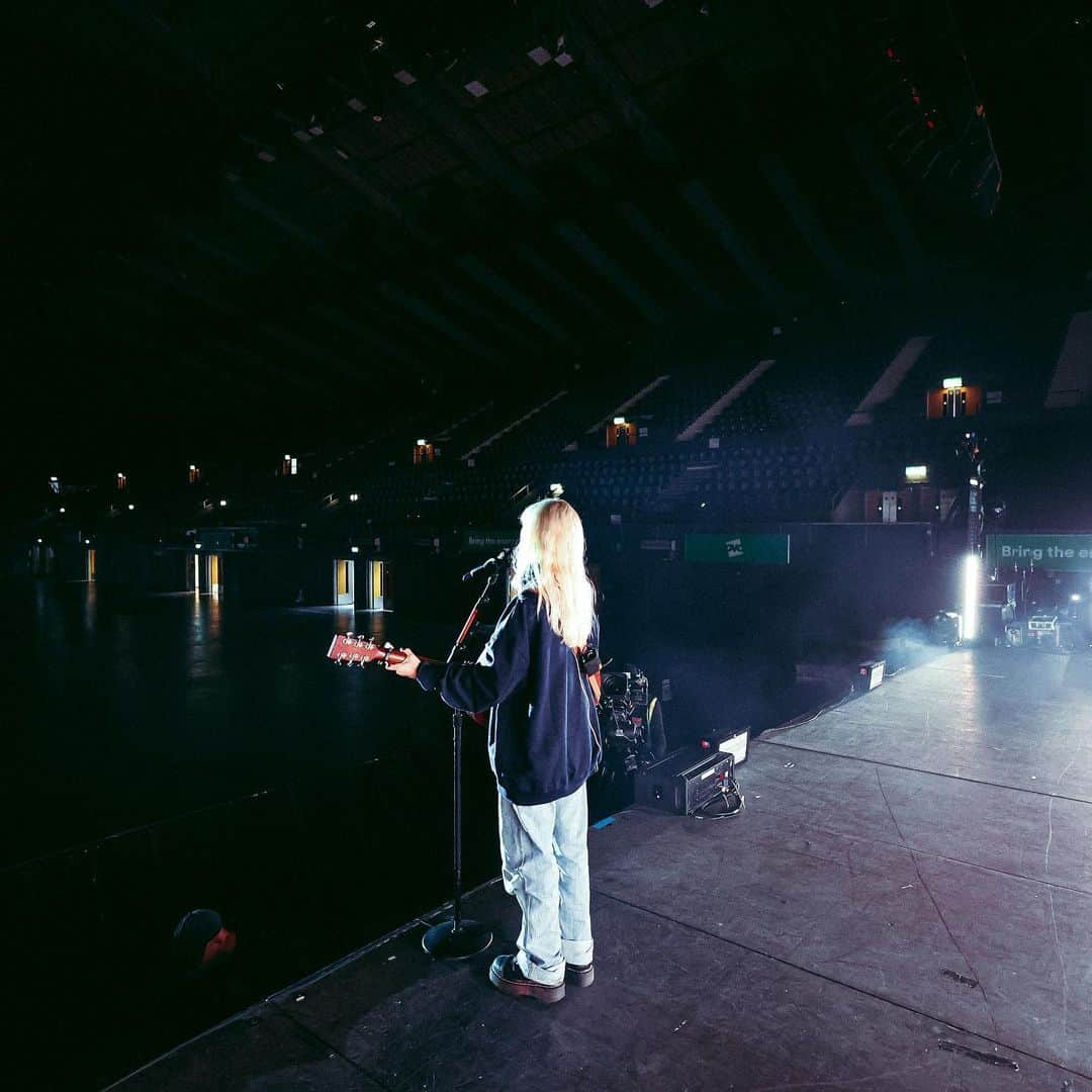 メイジー・ピーターズのインスタグラム：「i’m kinda busy like… i’m playing wembley tonight 🥹 see u all soon for the BEST night of your LIVES <3」