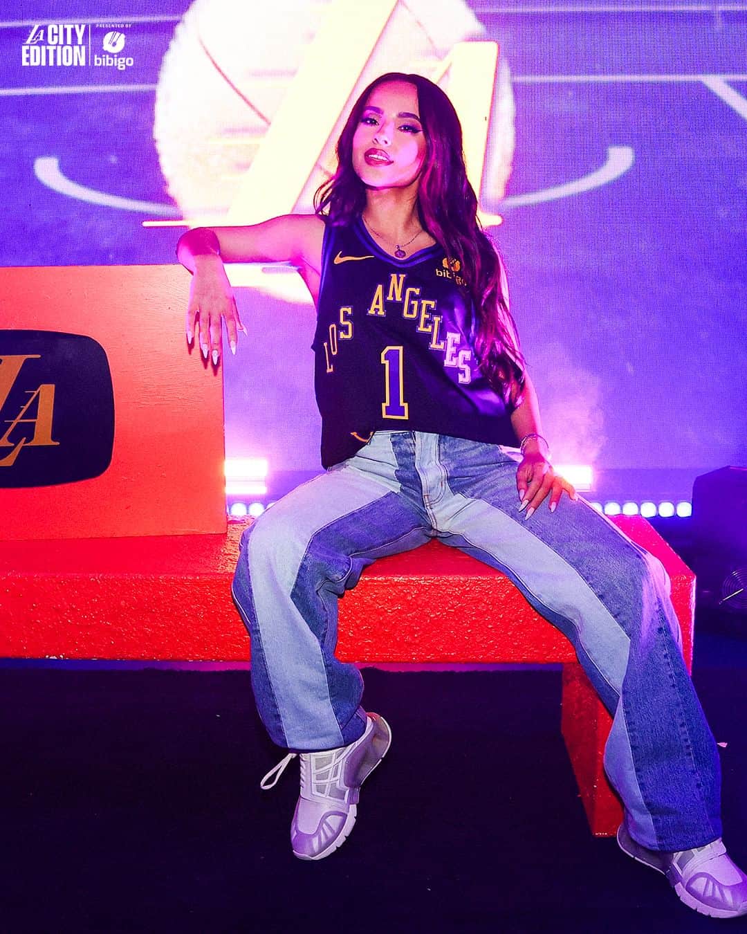 Los Angeles Lakersさんのインスタグラム写真 - (Los Angeles LakersInstagram)「The girl from Inglewood representing in our new threads 🖤  @iambeckyg x #LakeShow」11月4日 1時33分 - lakers