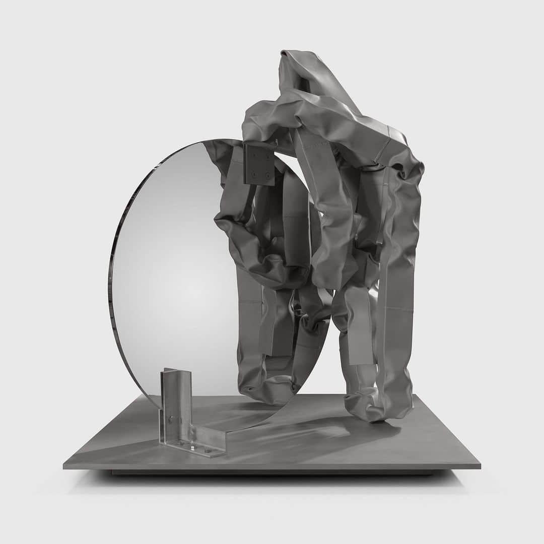ガゴシアン・ギャラリーさんのインスタグラム写真 - (ガゴシアン・ギャラリーInstagram)「Carol Bove's debut exhibition at Gagosian, titled "Hardware Romance" is now on view at the gallery at Park & 75 in New York. The exhibition presents Bove's 2021 sculpture of the same title.   In "Hardware Romance," a tube of stainless steel is attached to one edge of a mirror-polished steel disk that is itself supported by an L-shaped piece of the same metal and bolted onto a flat base. The tube’s irregular form and tempered surface contribute to its slightly anthropomorphic quality; it might suggest a figure gazing at its own reflection, or even the erotic union of two parts (hence the sculpture’s title). Follow the link in our bio to learn more. __________ #CarolBove #Gagosian Carol Bove, "Hardware Romance," 2021 © Carol Bove. Photo: Maris Hutchinson」11月4日 1時35分 - gagosian