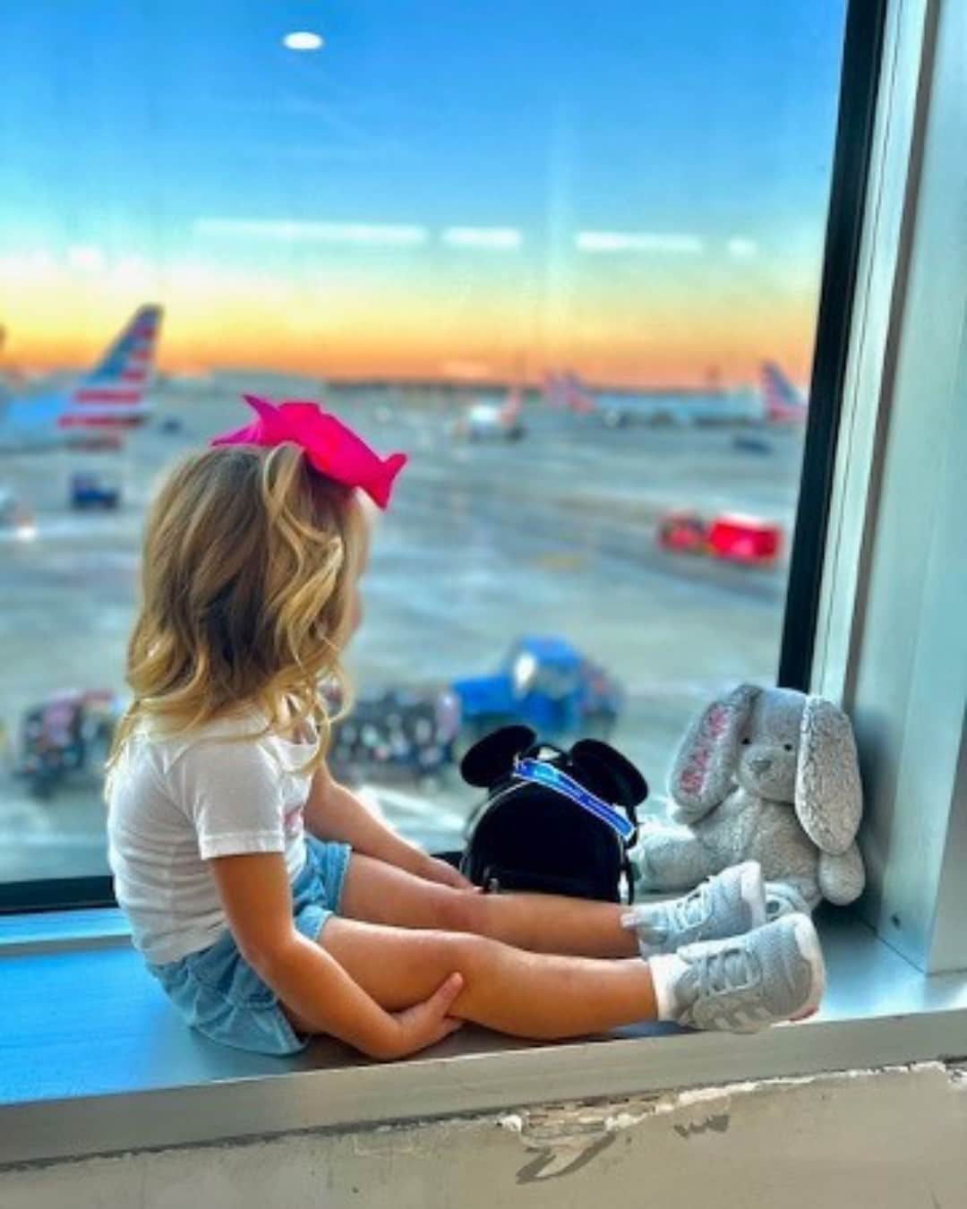 アメリカン航空のインスタグラム：「From watching planes take off to flying her own one day. We can’t wait to see this future aviator on our flight deck. 😉 ✈️ ✨」