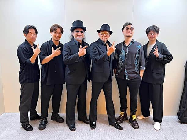 小野瀬雅生さんのインスタグラム写真 - (小野瀬雅生Instagram)「2023年11月3日Crazy Ken feat. gurasanpark with Special Guest 小野瀬雅生@よこすか芸術劇場大ホール「YOKOSUKA ROCK‘N ROLL FESTIVAL 2023」（神奈川県横須賀市）においでくださった皆様☆ありがとうございました☆横須賀シャイコー☆過去と未来がクロスする☆なかちに会えた☆アイちゃんに会えた☆そして6名でガツンとやりました☆横須賀でまた逢いましょう♫ #crazyken #横山剣 #gurasanpark #有賀教平 #神佐澄人 #白川玄大 #小野瀬雅生 #onosemasao #よこすか芸術劇場 #大ホール #yokosukarocknrollfestival2023 #横須賀 #シャイコー #ヒジョーに楽しかった #カレー #ケータリング #ウマウマウー #タイガーアンドドラゴン #スカジャン #また逢いましょう」11月4日 1時40分 - onosemasao