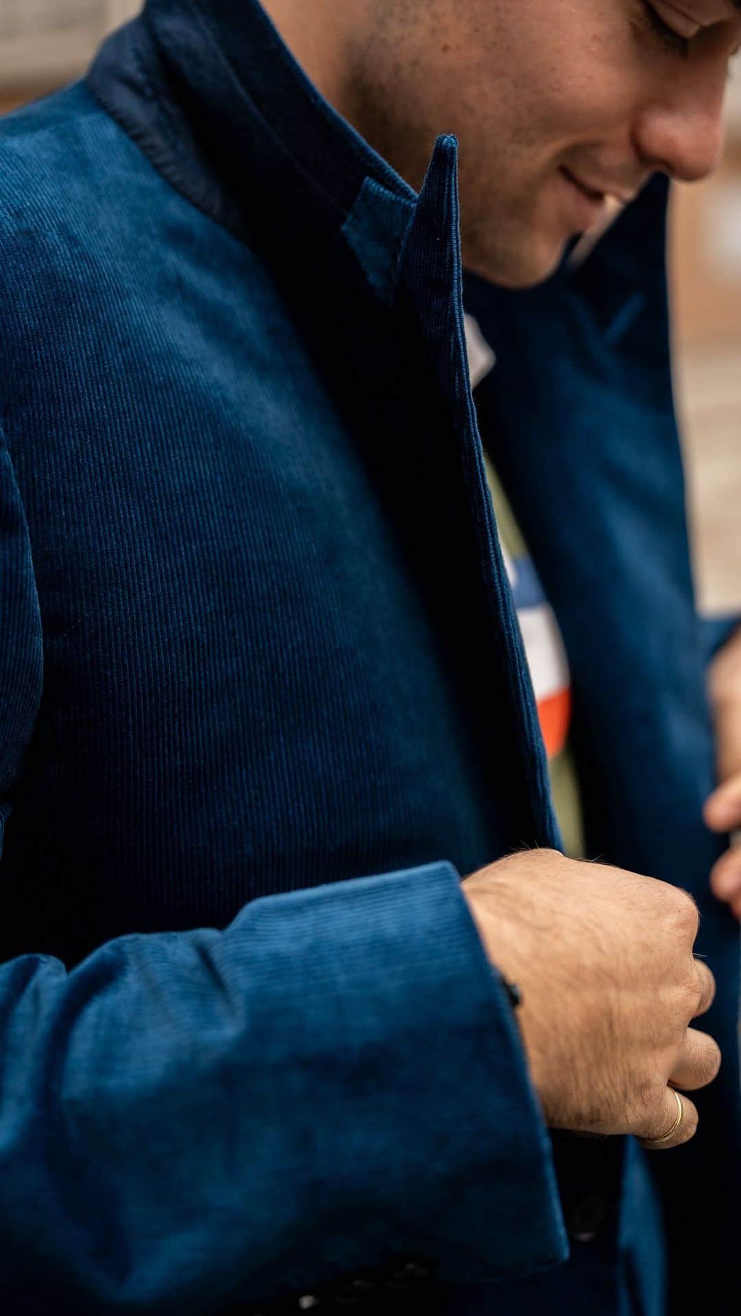 エドワード セクストンのインスタグラム：「A closer look at the new Edward Sexton Cobalt Blue Corduroy Suit, as worn by @sonny_dinardo. 🎥 by @rkzuk.  #edwardsexton #savilerow #menswear #london #tailoring #sartorial #aw23 #autumn #winter #sexton」