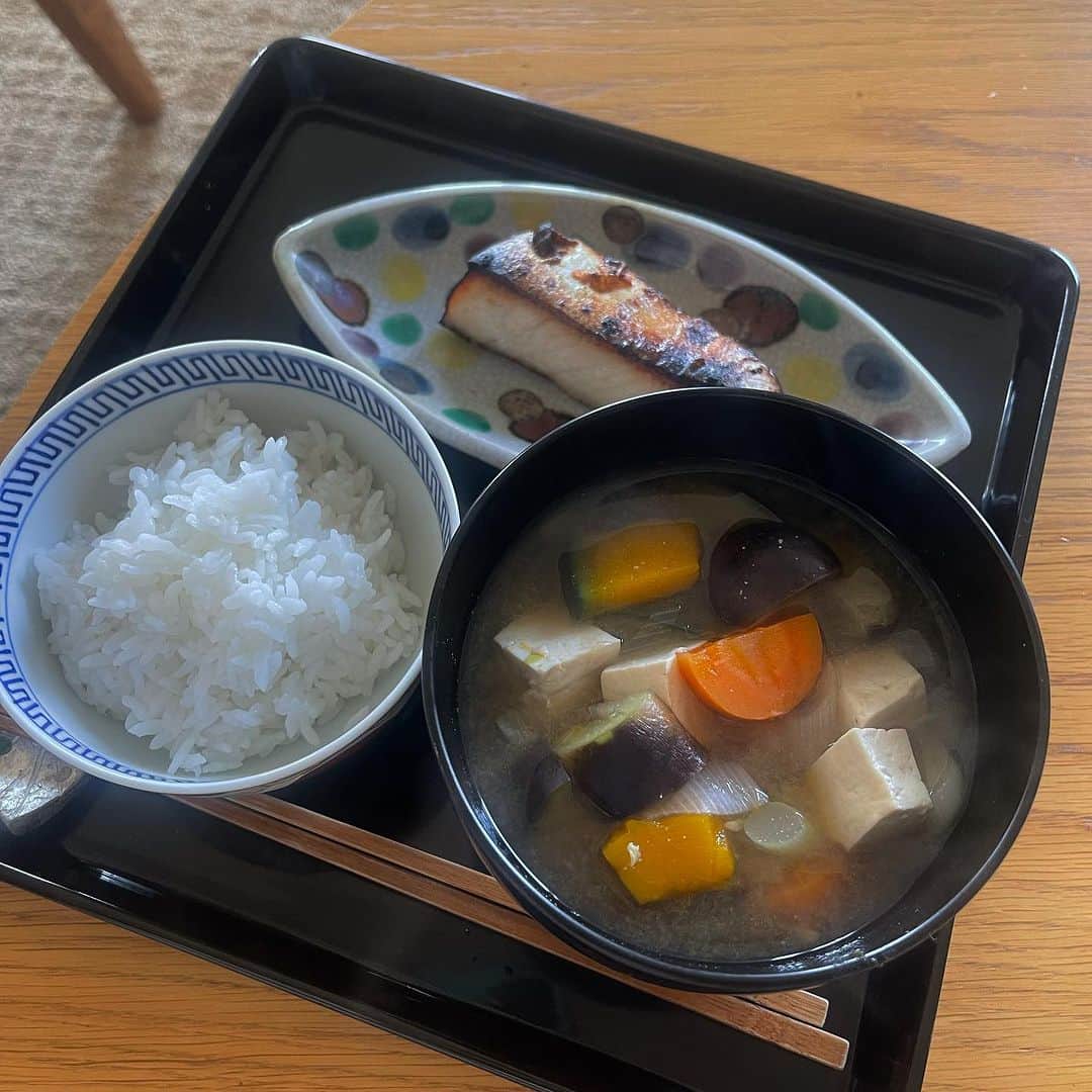行正り香さんのインスタグラム写真 - (行正り香Instagram)「今日はミートボール、昨日はサーモンのバター焼きや、お昼にはまちの味醂漬けとけんちん汁など。お魚食べたらお肉、お肉食べたらお魚と変わりばんこに作ります。昨日のバター焼きの下にはラディキオのグリル。これはおススメです。明日の朝は、何食べよう？#rikayukimasa #行正り香」11月4日 1時41分 - rikayukimasa