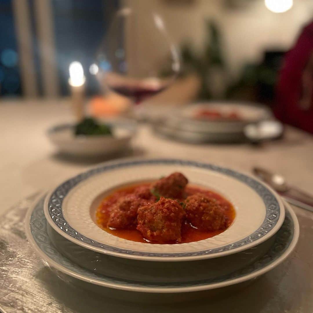 のインスタグラム：「今日はミートボール、昨日はサーモンのバター焼きや、お昼にはまちの味醂漬けとけんちん汁など。お魚食べたらお肉、お肉食べたらお魚と変わりばんこに作ります。昨日のバター焼きの下にはラディキオのグリル。これはおススメです。明日の朝は、何食べよう？#rikayukimasa #行正り香」