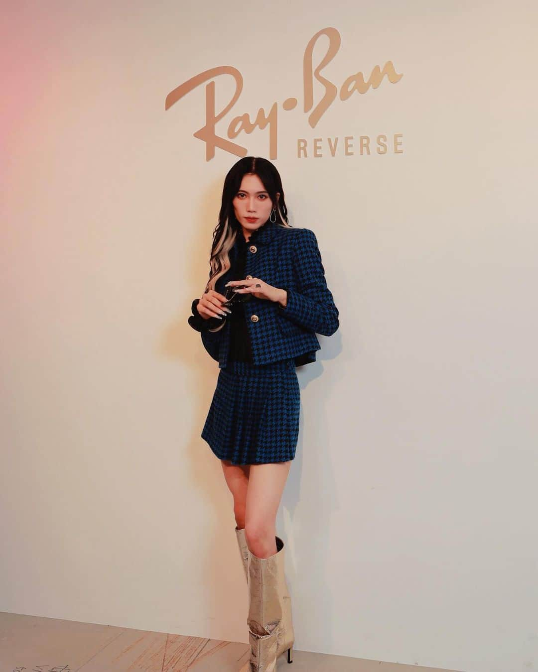 志村禎雄のインスタグラム：「Ray・Ban REVERSE 𝐩𝐚𝐫𝐭𝐲🩶 ( @rayban )   Ray-Banより発売した史上前例のない”完全に反転”したレンズを採用したサングラス「Reverse（リバース）」   今回 @hayato_kanno_ 君にご招待 頂きお邪魔してきました♡  ありがとうございます!!  こうして新たな試みやチャレンジは 商品関係なくすごく刺激的で最高な夜 でした！ congratulations- ̗̀ 🥂 ̖́-  わたしの大好きなこたち ありがとう·͜· ♡  @yuma.025  くんヘアメイクありがとうございました！  #PR #RAYBANREVERSE」