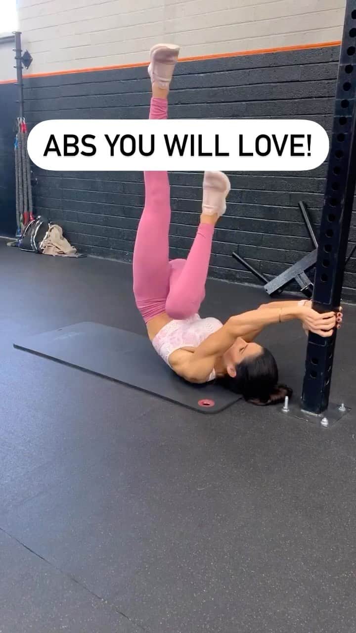 Alexia Clarkのインスタグラム：「Do you take time for ab training?  Here is one to save and share!   Perform 10 reps on each side for 3 rounds!   www.Alexia-Clark.com   #abs #core #coretraining」