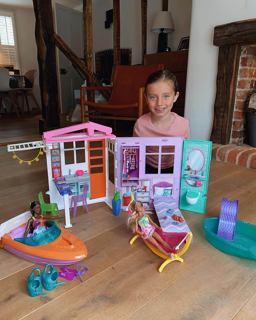 ファーン・マッキャンさんのインスタグラム写真 - (ファーン・マッキャンInstagram)「Barbie Obsessed 🩷💗  Sunday loves her @barbie Holiday Fun Summer Beach House! It is the play set of all play sets, with loads of accessories, dolls included & foldable which is fab for storage 💖 They are now offering 25% off the playset ONLY at @smythstoys superstores! Limited ONLY! 💫   #SmythsToys #ad」11月4日 1時48分 - fernemccann