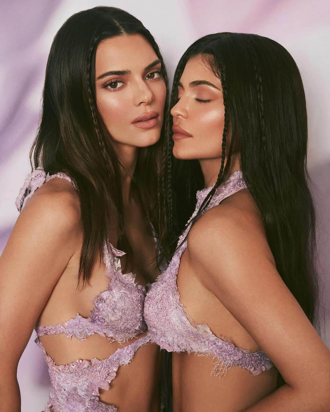 Kylie Cosmeticsさんのインスタグラム写真 - (Kylie CosmeticsInstagram)「happy birthday @kendalljenner 🤍」11月4日 1時49分 - kyliecosmetics