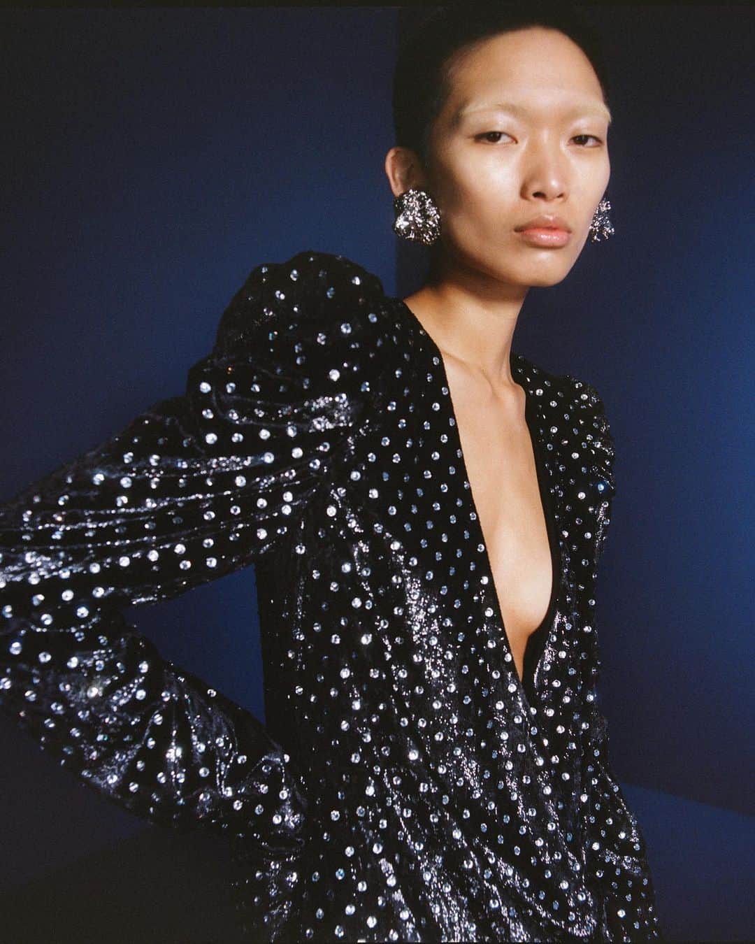バルマンさんのインスタグラム写真 - (バルマンInstagram)「SOIRÉE ÉTOILÉE Fearless and confident, captivate the aura of Parisian nightlife with high shine ensembles, daring necklines, and one of the most playful classics: the polka dot. #BALMAINFW23   Now available on Balmain.com and in Balmain boutiques.」11月4日 1時54分 - balmain