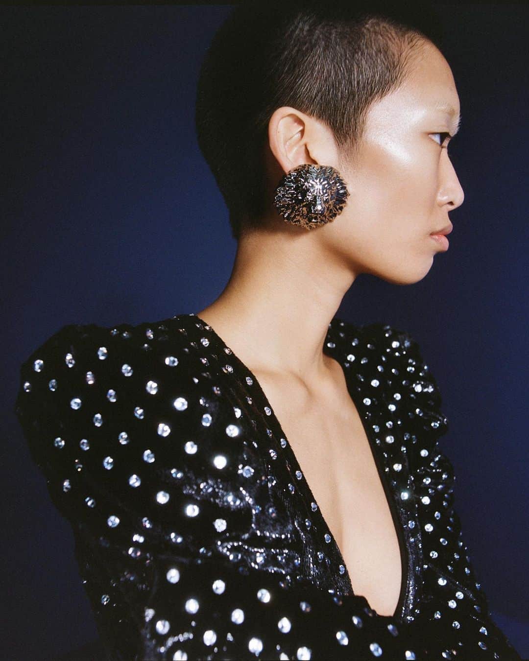 バルマンさんのインスタグラム写真 - (バルマンInstagram)「SOIRÉE ÉTOILÉE Fearless and confident, captivate the aura of Parisian nightlife with high shine ensembles, daring necklines, and one of the most playful classics: the polka dot. #BALMAINFW23   Now available on Balmain.com and in Balmain boutiques.」11月4日 1時54分 - balmain