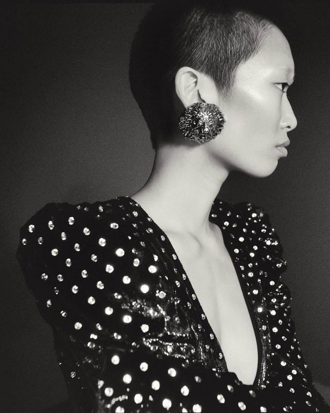 バルマンさんのインスタグラム写真 - (バルマンInstagram)「SOIRÉE ÉTOILÉE Fearless and confident, captivate the aura of Parisian nightlife with high shine ensembles, daring necklines, and one of the most playful classics: the polka dot. #BALMAINFW23   Now available on Balmain.com and in Balmain boutiques.」11月4日 1時54分 - balmain