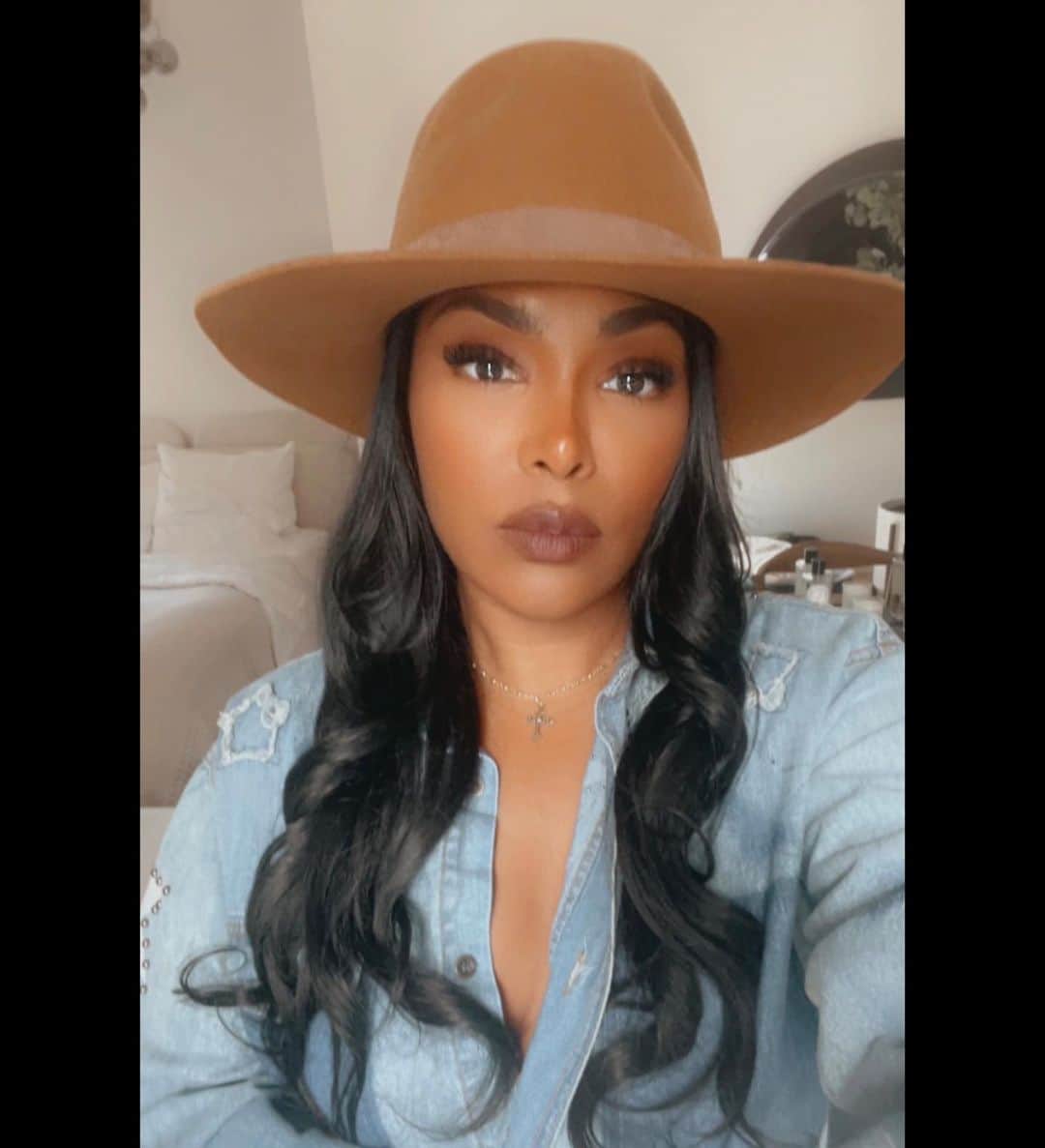キーシャ・エップスのインスタグラム：「And…I wish you many more moments of triumphs & victories. If you should need it🫶🏽✨🙏🏽  Happy Friday LOVES❤️」