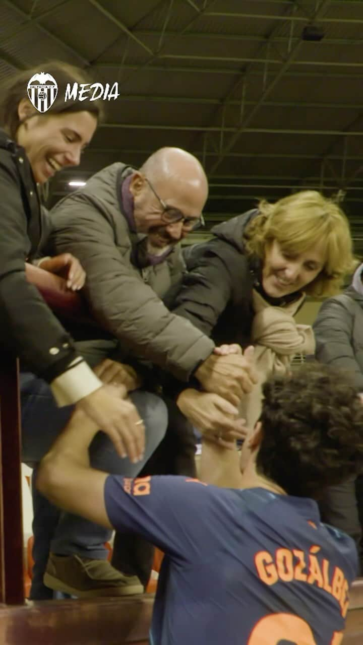 バレンシアCFのインスタグラム：「🎥🔴 Así vivieron familiares y amigos el gol soñado de @pablogozalbez6   ⚽️ El canterano valencianista marcó, ante la  @udlogrones, su primer gol oficial con el primer equipo del @valenciacf   Made in @academiavalenciacf con puro #ADNVCF 🦇」