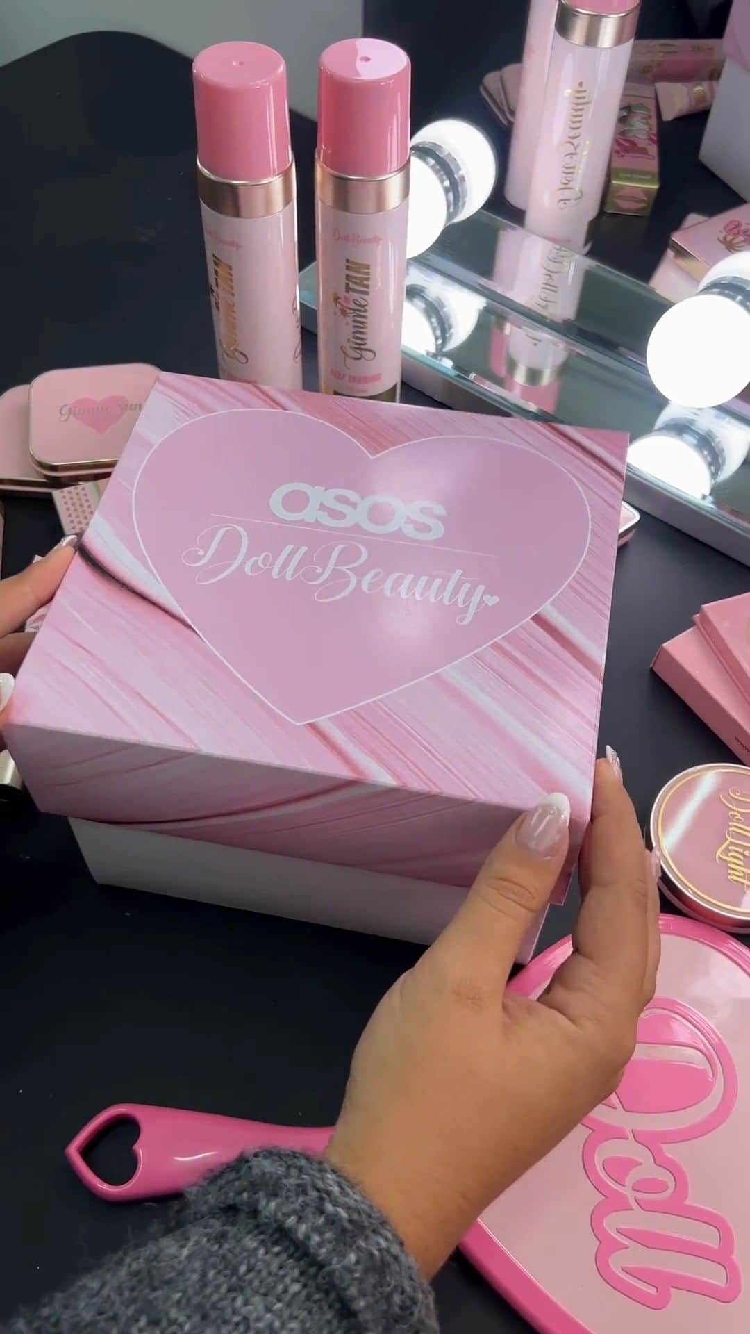 のインスタグラム：「Oh, the Dolls are doll-ing! 💕 @__dollbeauty_  ASOS X Doll Beauty Takeover Box - 57% Saving [132976304]」