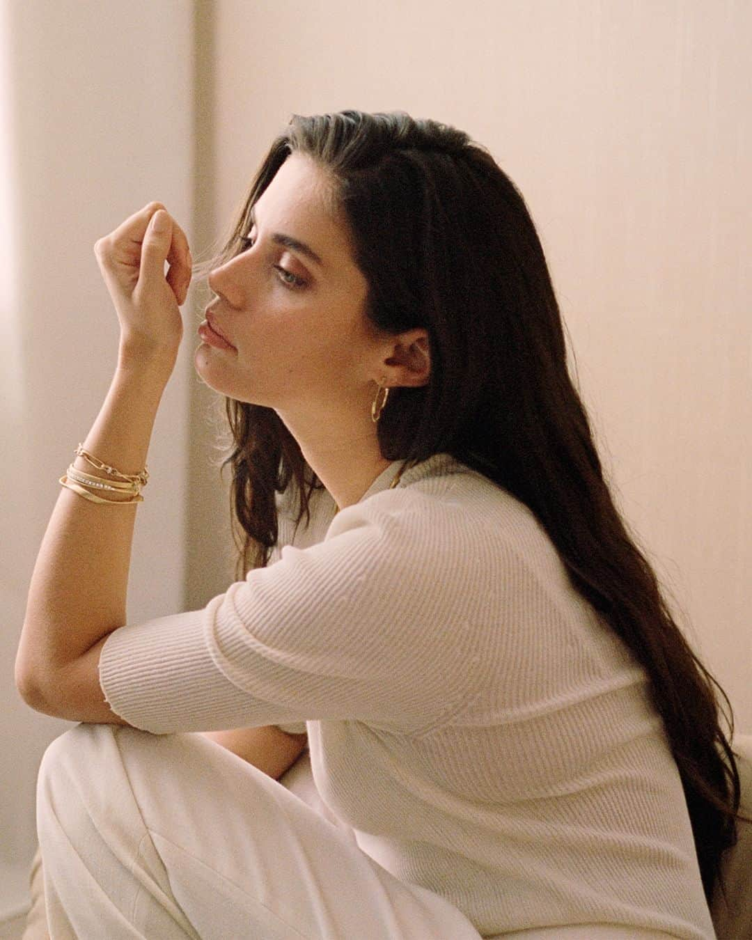 マルコ ビチェゴさんのインスタグラム写真 - (マルコ ビチェゴInstagram)「Natural beauty. #SaraSampaio channels effortless sophistication with our signature coil collections in 18kt yellow gold.  #marcobicego #jewelry #gold #coil #madeinitaly」11月4日 2時00分 - marco_bicego