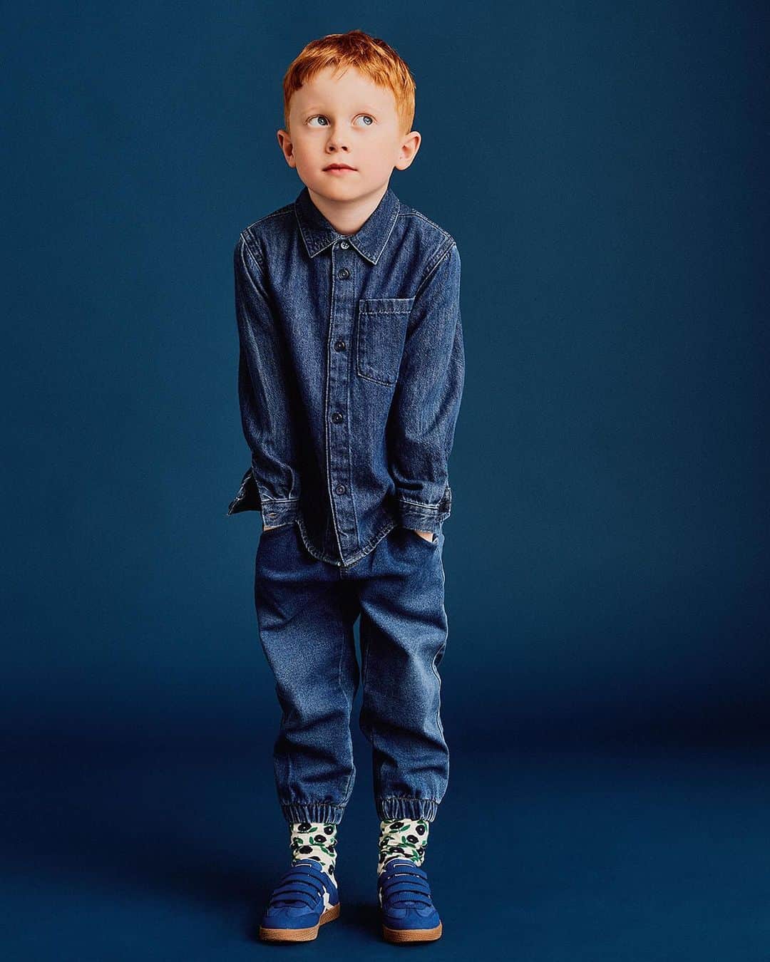 ベネトンのインスタグラム：「In a world full of blue denim, bring your green personal touch. The shirt-jeans uniforms are here and they’re the right choice for all the fun things this season has in store for the kids.  Shop the FW23 collection by @andreaincontri  #Benetton」