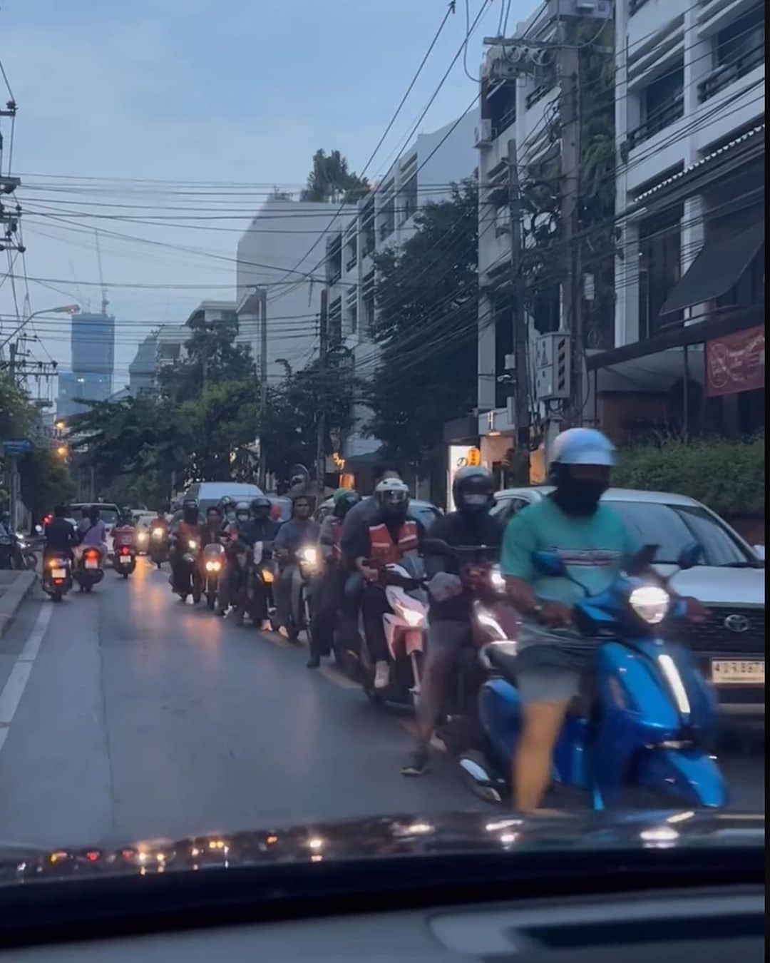 春名亜美さんのインスタグラム写真 - (春名亜美Instagram)「「バンコクは渋滞がすごいからね！」と色んな人から聞いていたけれど、本当にすごい🙃 普通10分で行けるところ、全然進まなくて1時間以上かかることも。  むしろ渋滞していない道がない😅  大通りで事故が発生した時には全く動かなくなります。  車の間をすり抜けていく、バイクタクシーが断然速いみたいだけど、まだ乗る勇気はないな😇 そして常にぶつからないか、ヒヤヒヤする  #ll_旅記録　#バンコク #バンコク旅行  #バンコク渋滞 #子連れバンコク」11月4日 2時00分 - amiharunaami
