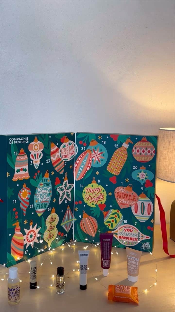 カンパニードプロバンスのインスタグラム：「SPOILER ALERT !  De l’huile sèche à notre crème sorbet en passant par nos iconiques Savons de Marseille, notre Calendrier de l’Avent promet un mois de décembre plein de surprises 😉 Retrouvez tous vos produits préférés dans des formats (ultra) généreux.  Disponible en boutique & sur notre e-shop ! __  From dry oil to our sorbet cream & our iconic Marseille Soaps, our Advent Calendar promises a December full of surprises 😉  Available in stores & on our e-shop !  #compagniedeprovence #calendrierdelavent」