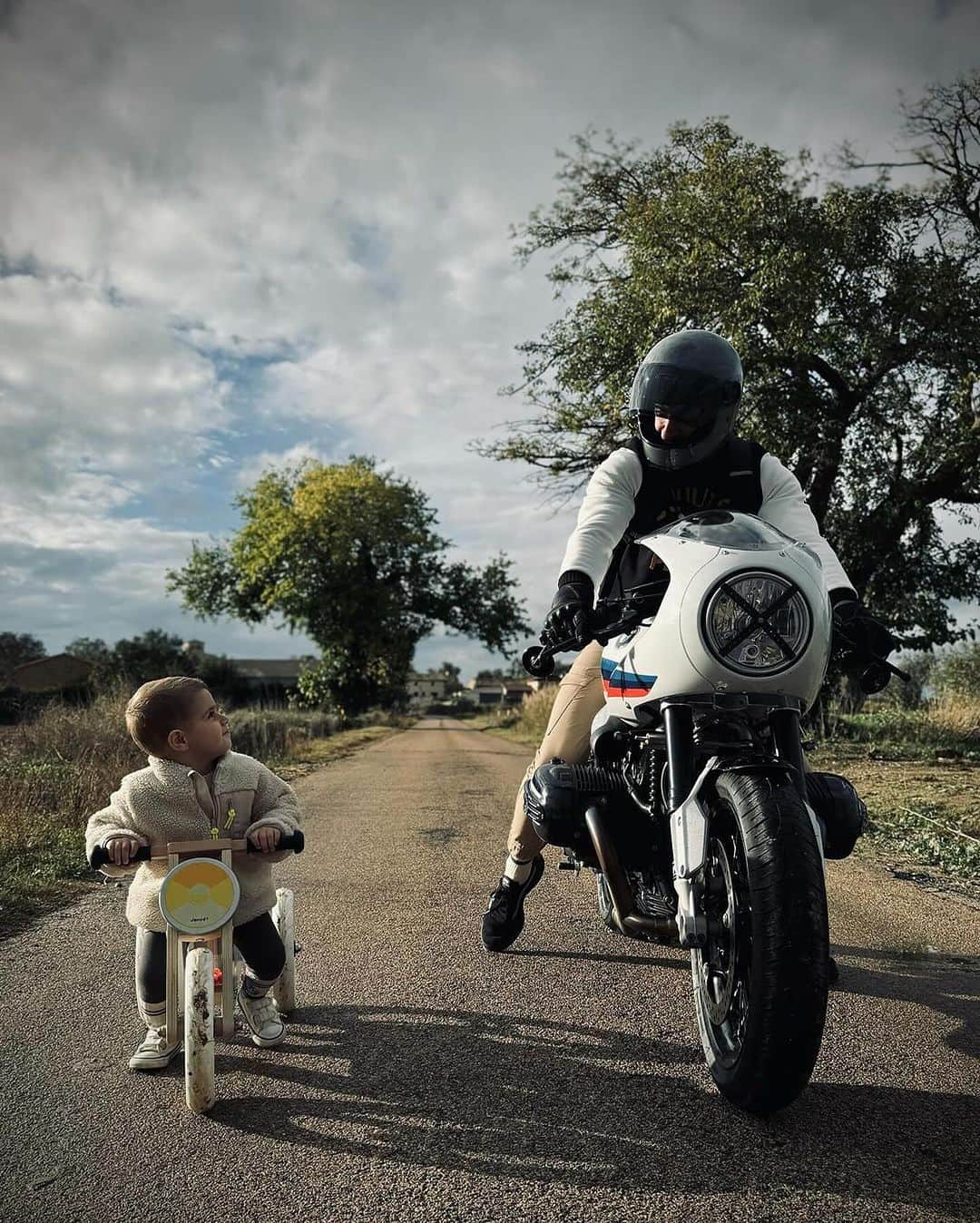 epidemic_motorsのインスタグラム：「Magic moment ❤️@lp_72 and his little son」