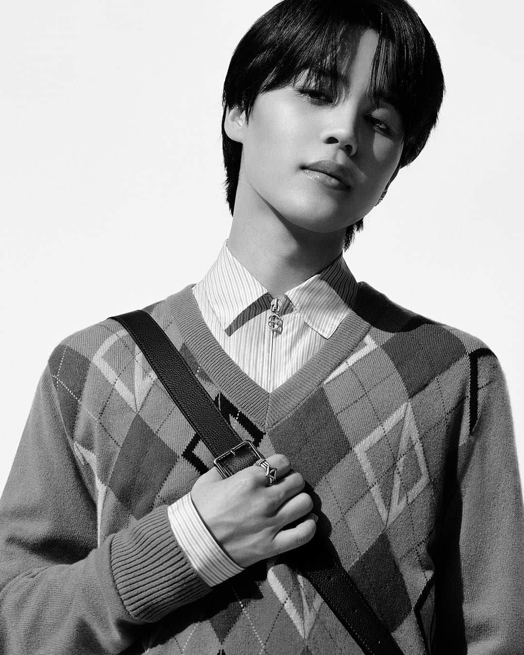 のインスタグラム：「Dior Global Ambassador @J.M incarnates London cool in the campaign for the #DiorSpring24 collection by @MrKimJones, a line that adapts to the wearer’s personality. House symbols are wittily reconfigured, with the “Dior” signature peppering sleeveless pullovers and the CD Diamond pattern ingeniously revisited on Argyle knits. Looks are in flux, at once radical and classical, celebrating the freedom of wearing what you want how you want. © @AlasdairMcLellan」