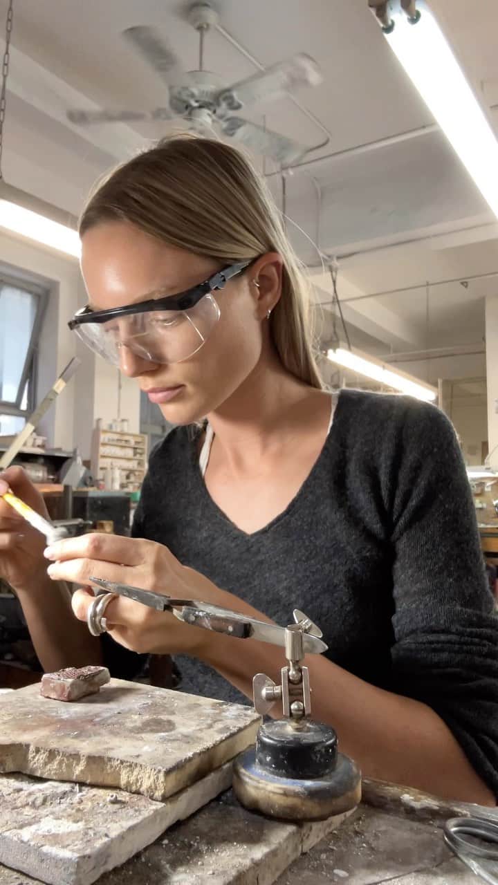 マヤ・ステッパーのインスタグラム：「Soldering, my favorite thing to do in the workshop. Probably because I love to play with fire」