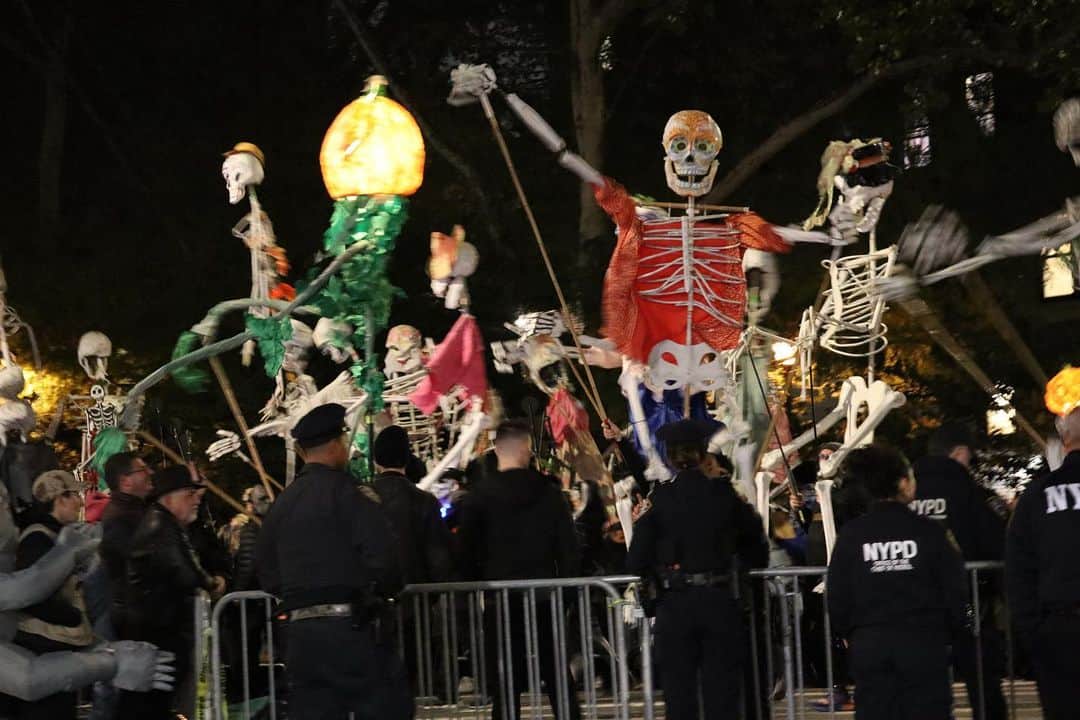 のインスタグラム：「👻 NYのハロウィンパレード🎃  例年6万人が参加し、200万人の観客が集まる ビッグイベントとあって、 今年も大盛り上がりでした😳💀  1時間ほど前に到着したのですが、 すでにもうものすごい人だかり❣️  練り歩いていない観客側にも 仮装している人がたくさんいて、 横を見てドキッとするなんてこともしばしば🤣✨  日本とは違ったハロウィンの楽しみ方を経験できた 素敵な夜でしたー☺️⭐️  #halloweenparade #nychalloweenparade  #アメリカ生活 #アメリカ暮らし #ニューヨーク #ニューヨーク生活  #ニューヨーク暮らし #ニューヨーク在住 #Newyork #NYC #NY #アメリカ在住日本人 #帯同妻 #渡米記録 #海外生活 #travel #trip #旅行好き #アナウンサー #フリーアナウンサー #荒木優里 #荒木優里のゆるりアメリカ生活」