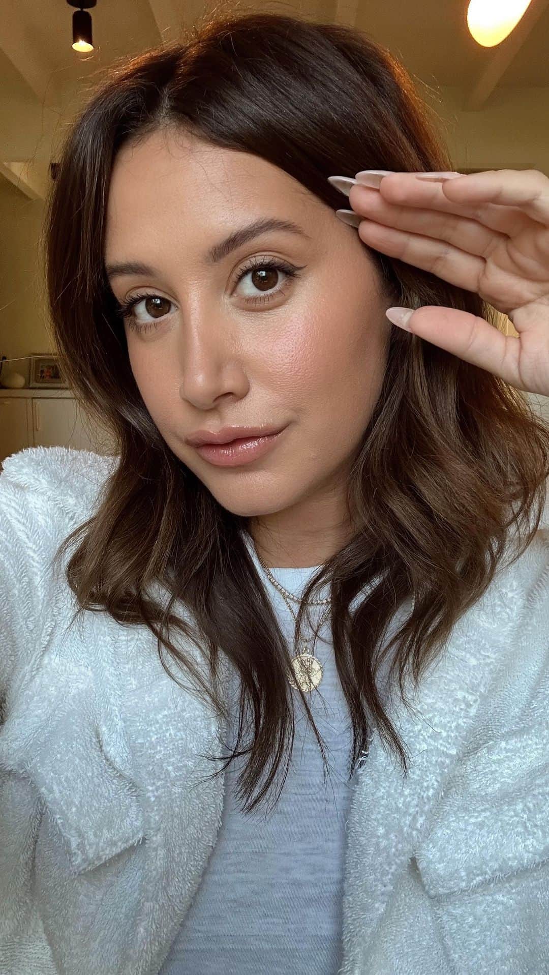 アシュレイ・ティスデイルのインスタグラム：「I’ve been loving this soft brown cat eye for fall 🤎 P.S. the lipliner I’m wearing is @makeupforever anywhere caffeine!」
